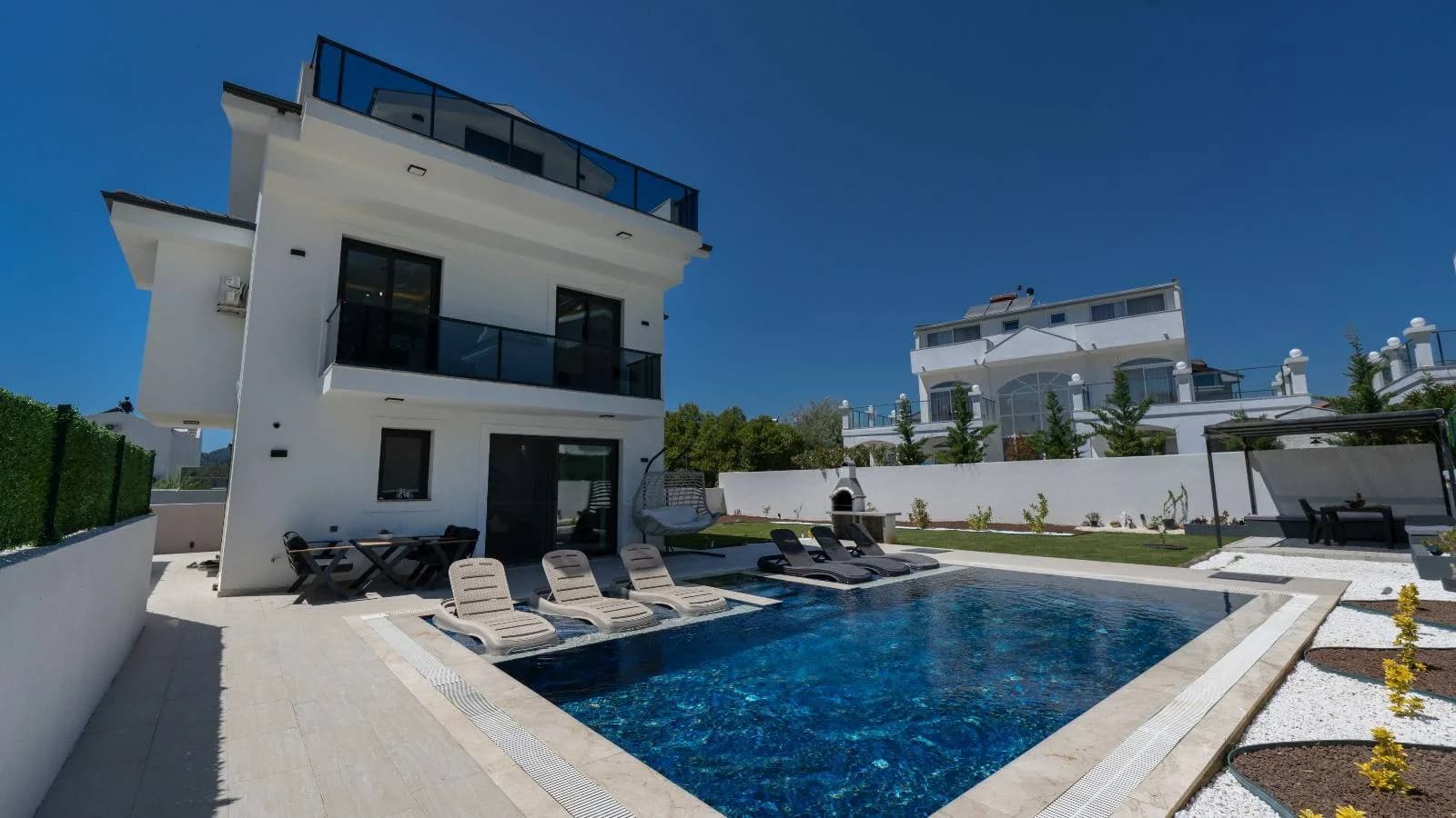 Fethiye Ölüdeniz'de Modern Tasarımlı, Özel Havuzlu, 3+1 Villa görsel 2