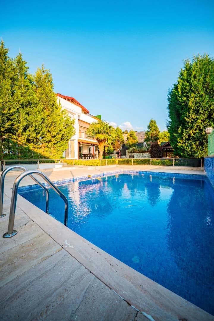 Sapanca'da Göl Manzaralı Sakin Konumda, Isıtmalı Havuzlu, Lüks Villa görsel 1