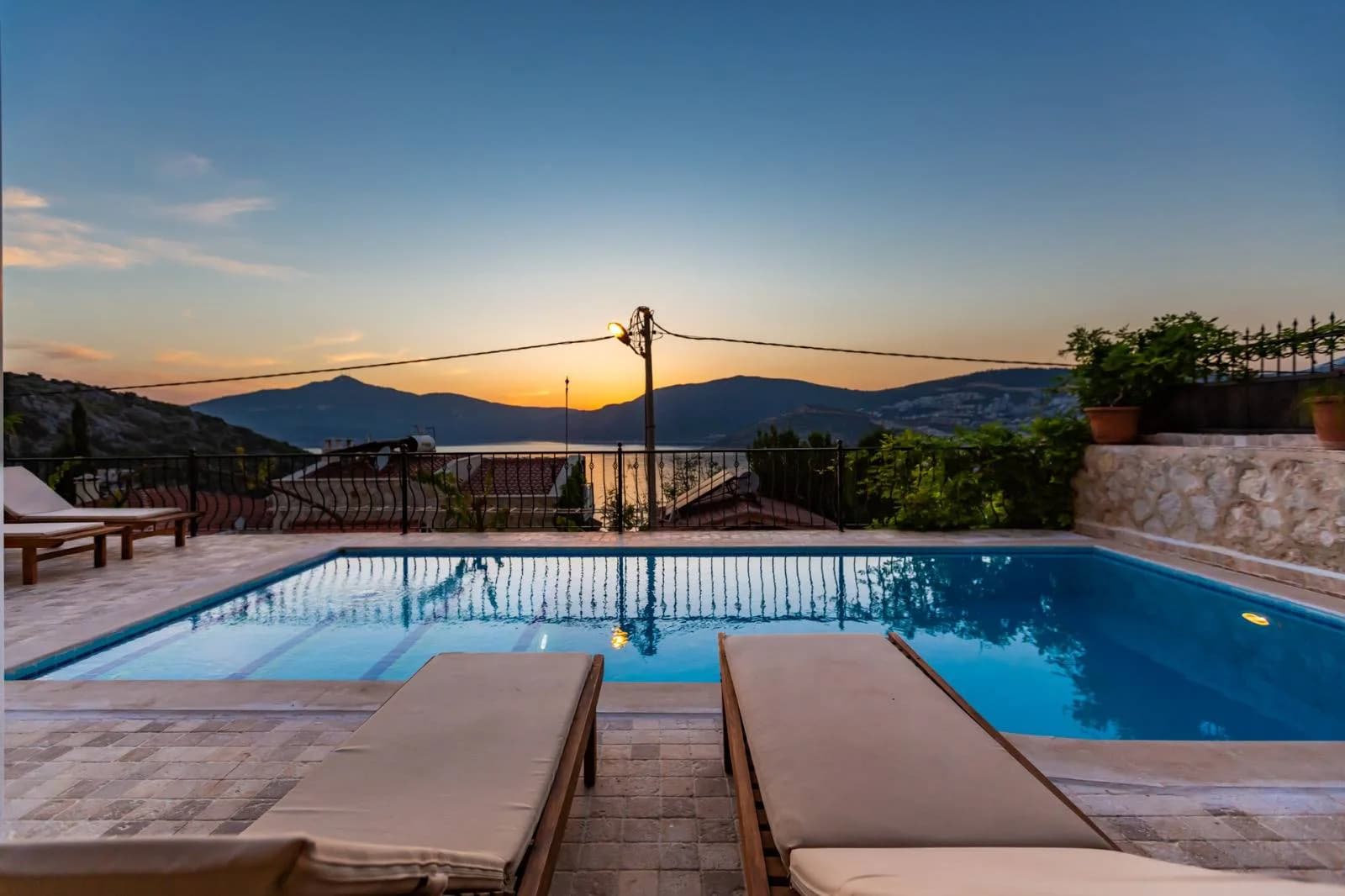 Kaş Kalkan'da Enfes Deniz Manzaralı, 8 Kişilik, Konforlu Villa görsel 3
