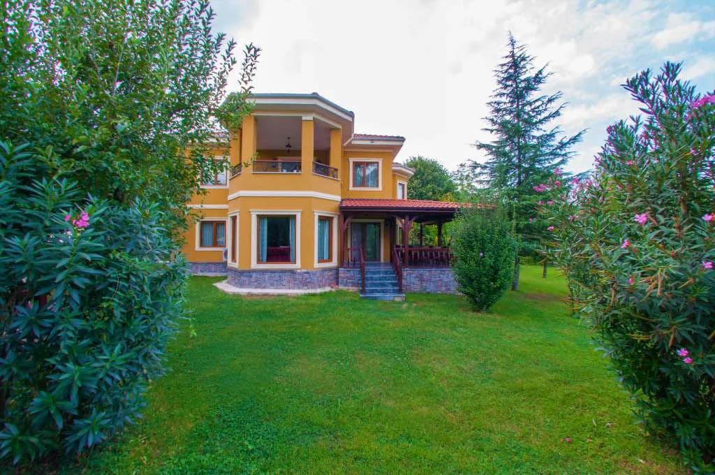 Sapanca Kırkpınar'da Ferah Bahçeli, Modern Tasarımlı, Şömineli Villa görsel 1