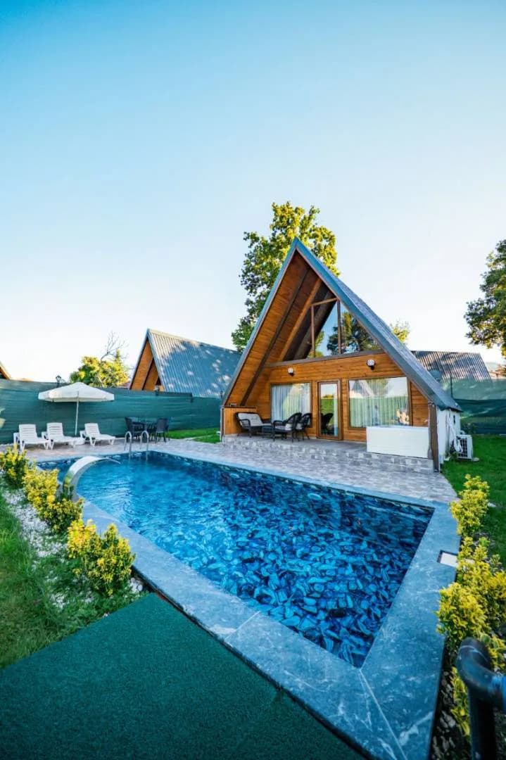 Sapanca Çayiçi'nde Yemyeşil Bahçeli, Isıtmalı Havuzlu, Kiralık Bungalov görsel 1