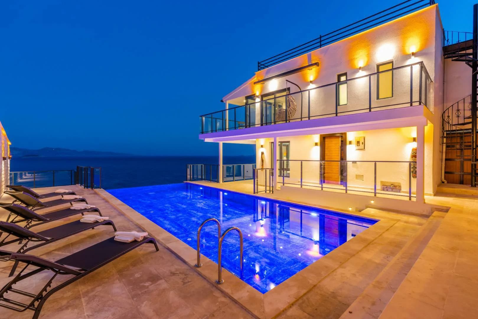 Kaş Gökçeören'de Büyüleyici Deniz Manzaralı, Özel Havuzlu, Lüks Villa görsel 1