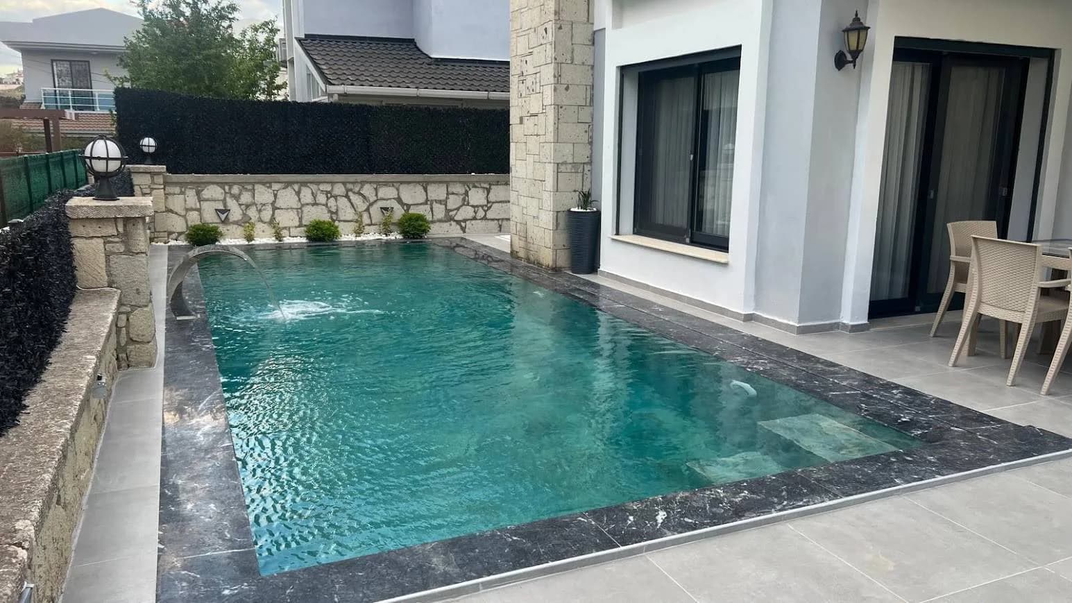 İzmir Çeşme'de Denize Yakın Konumda, Modern Tasarımlı, Kiralık Villa görsel 3