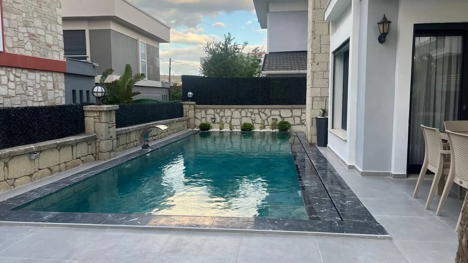 İzmir Çeşme'de Denize Yakın Konumda, Modern Tasarımlı, Kiralık Villa görsel 2