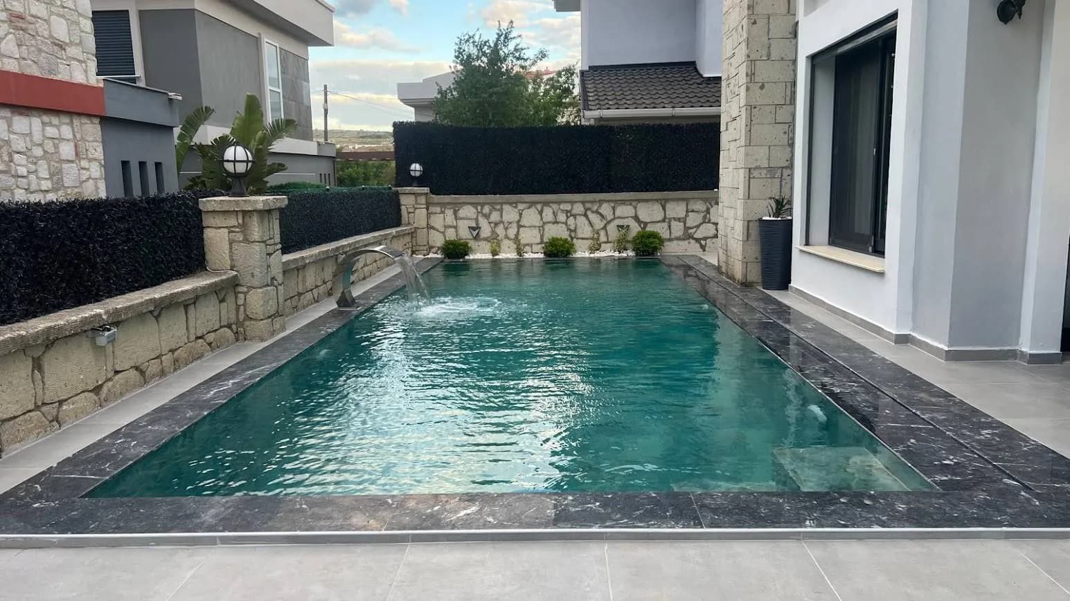 İzmir Çeşme'de Denize Yakın Konumda, Modern Tasarımlı, Kiralık Villa görsel 1