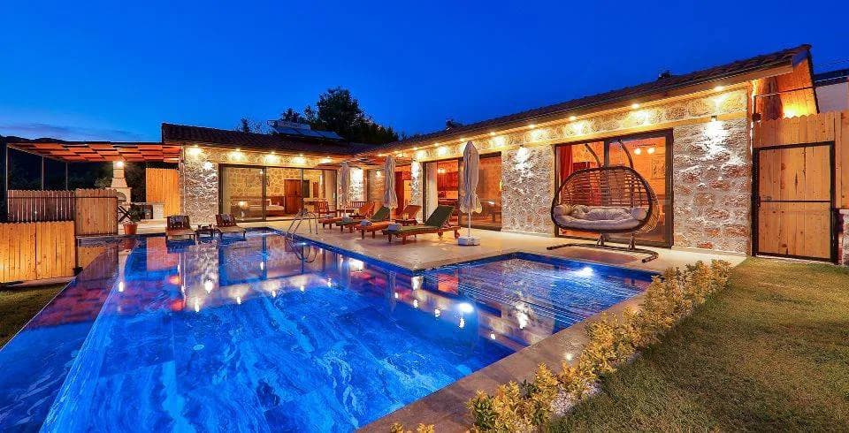 Kaş Sarıbelen'de Geniş Bahçeli, Özel Havuzlu, Modern Villa görsel 1