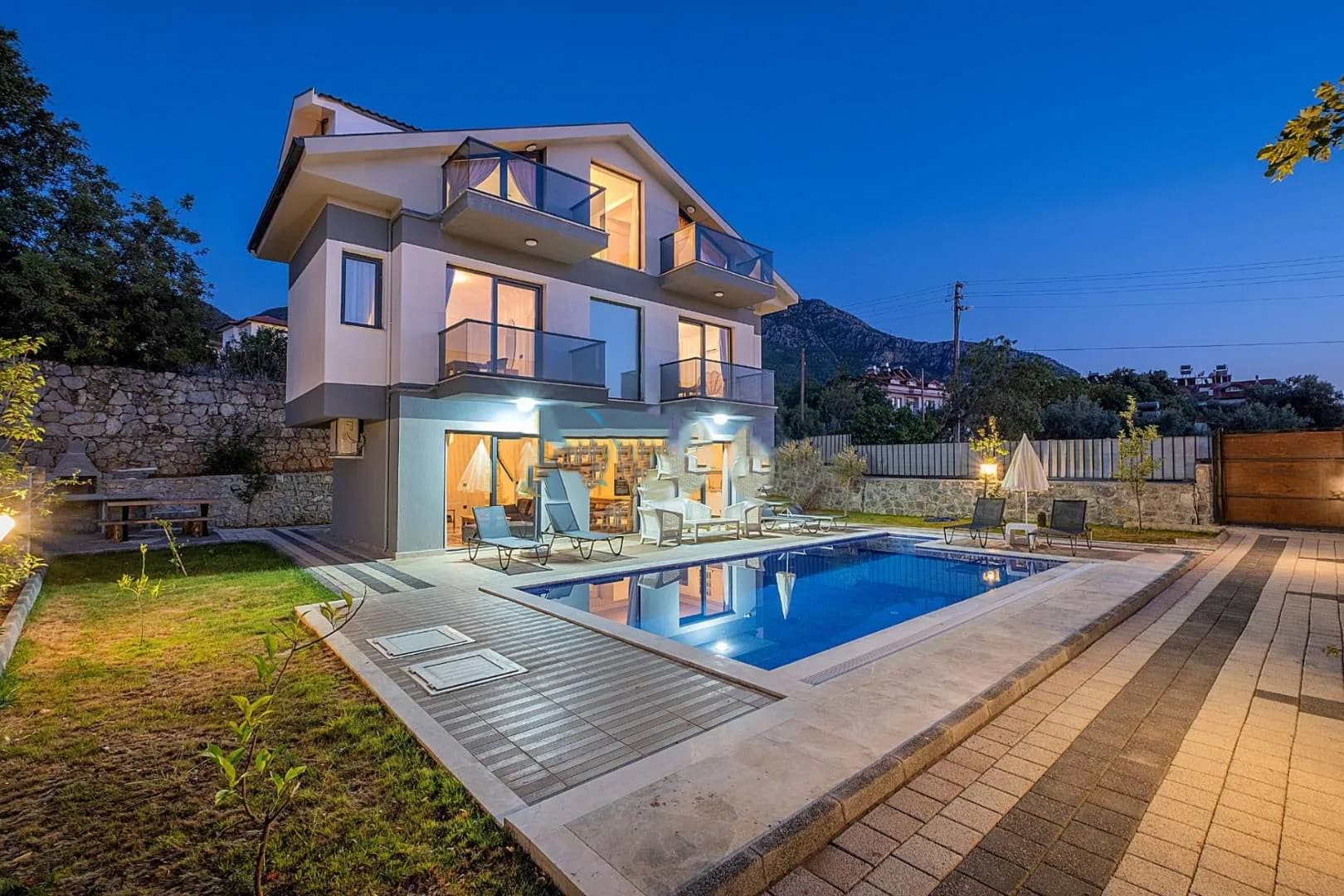 Fethiye Ölüdeniz'de Modern Tasarımlı, Özel Havuzlu, 9 Kişilik Villa görsel 2