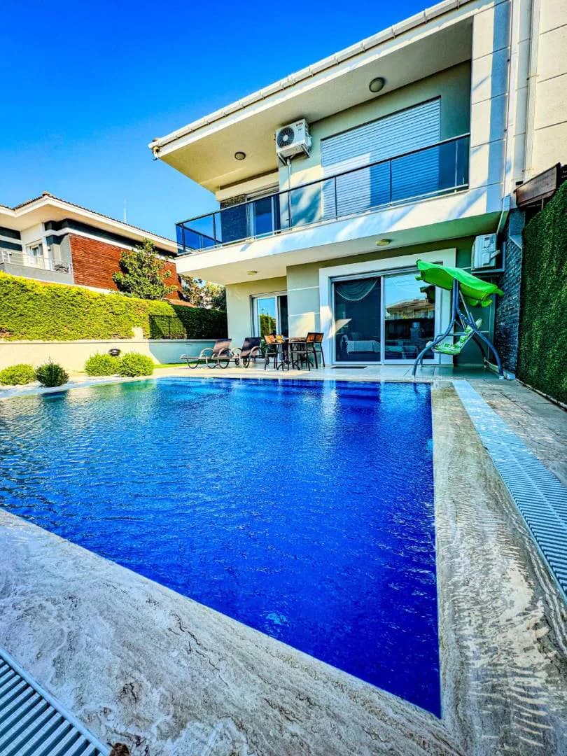 Çeşme Çiftlik'te Geniş Ailelere Uygun, Özel Havuzlu, Lüks Villa görsel 1