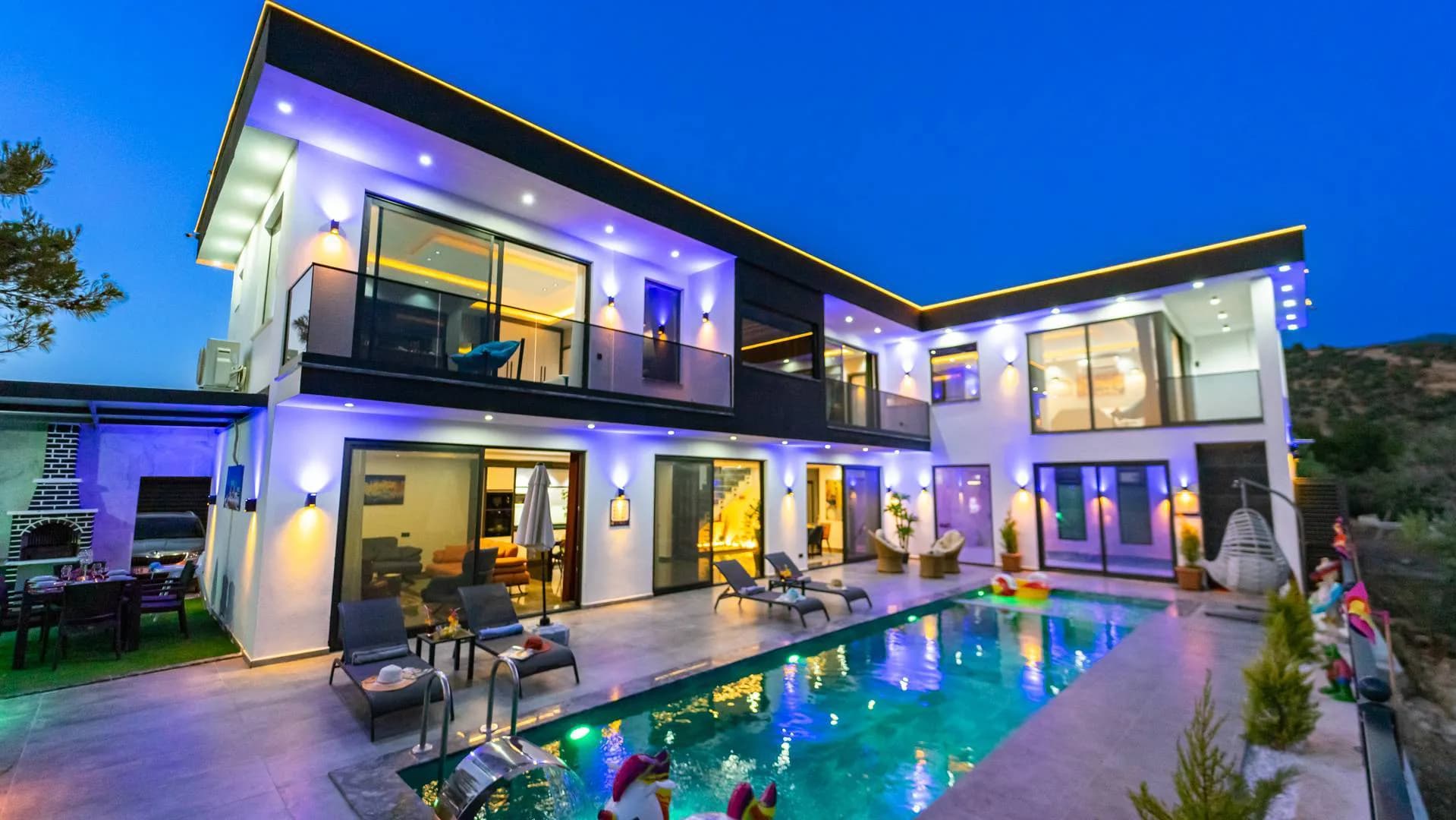 Kaş Çavdır'da Modern Tasarımlı, Açık ve Kapalı Havuzlu, Olanaklı Villa görsel 1