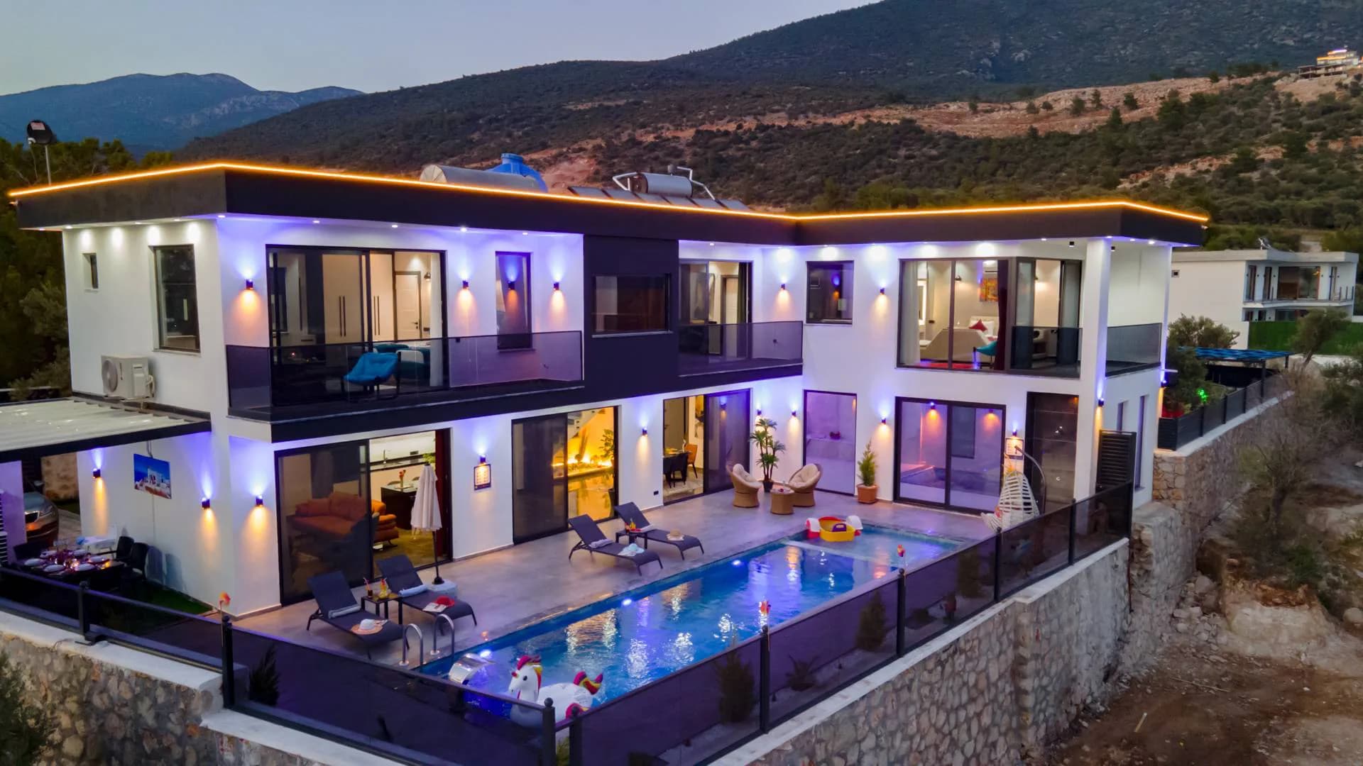 Kaş Çavdır'da Modern Tasarımlı, Açık ve Kapalı Havuzlu, Olanaklı Villa görsel 2