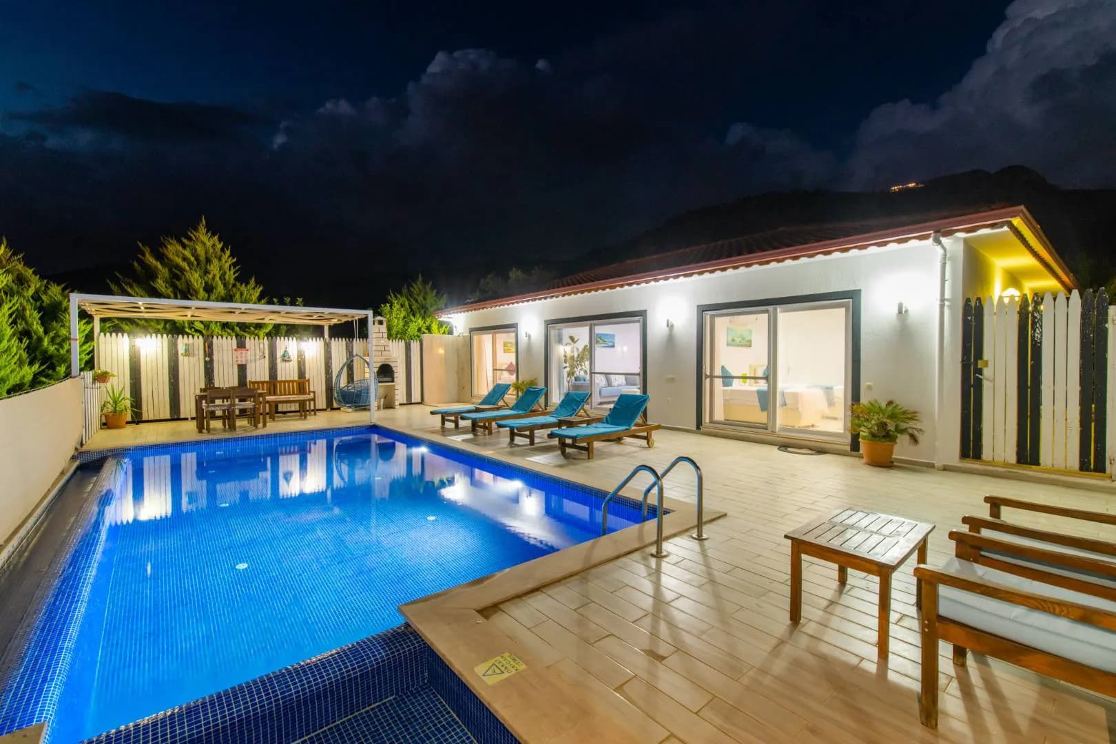 Kaş Üzümlü'de Nezih Konumda, Özel Havuzlu, Jakuzili Villa görsel 1
