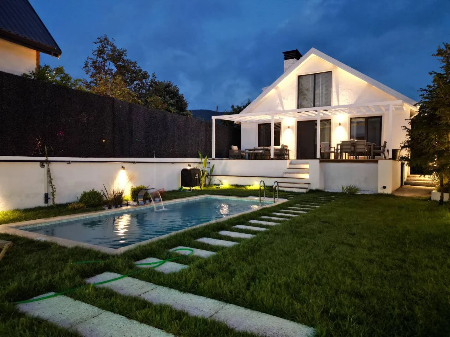 Sapanca Kurtköy'de Geniş Bahçeli, Özel Havuzlu, Modern Villa görsel 1