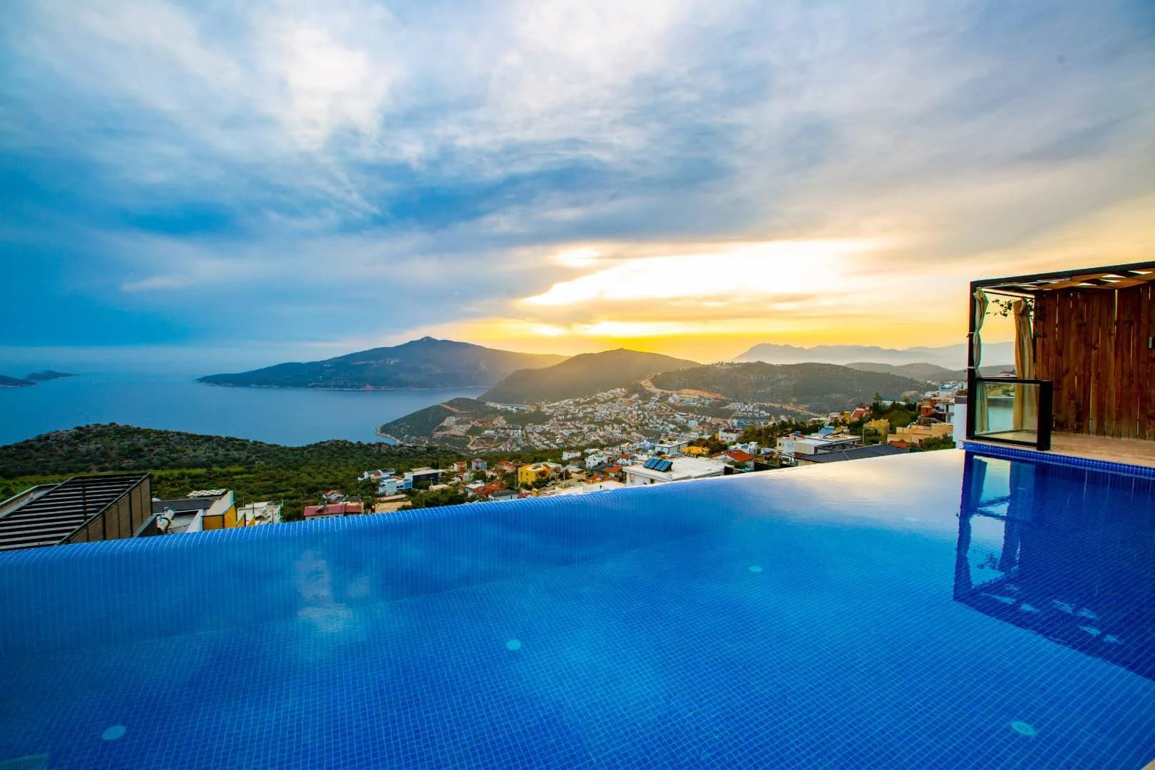 Kaş Bezirgan'da Enfes Deniz Manzaralı, Sonsuzluk Havuzlu, Kiralık Villa görsel 1