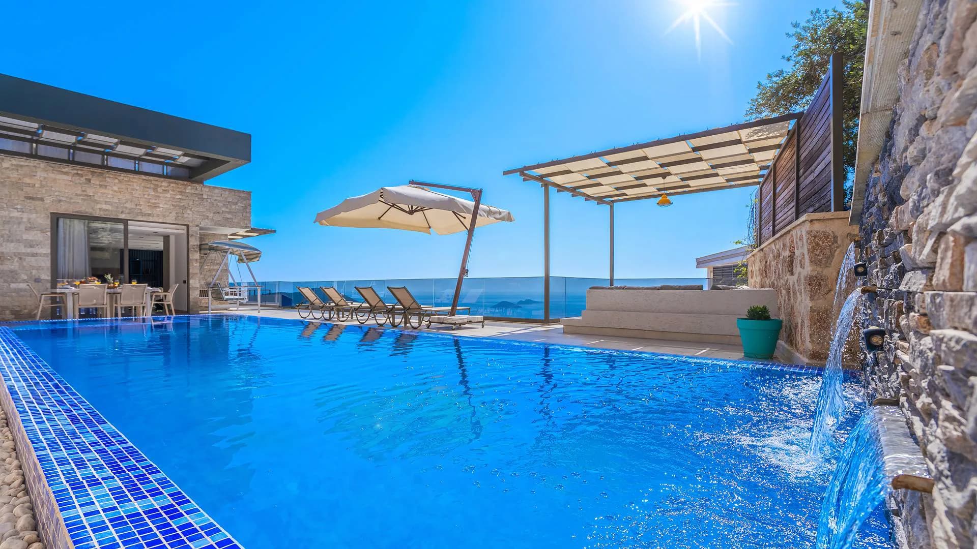 Kalkan Kördere'de Deniz Manzaralı, Açık ve Kapalı Havuzlu Modern Villa görsel 1