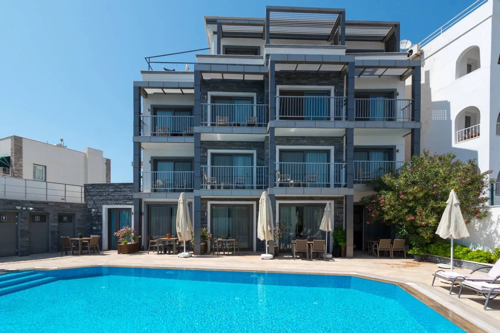 Bodrum Gümbet'te Havuz Manzaralı, Denize Yakın, 3 Kişilik Suit görsel 3