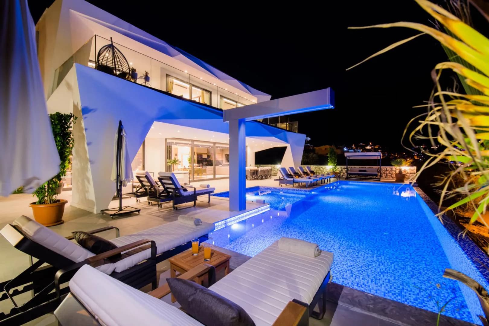 Kaş Kalkan'da Göz Alıcı Manzaralı, Açık ve Kapalı Havuzlu, Lüks Villa görsel 2