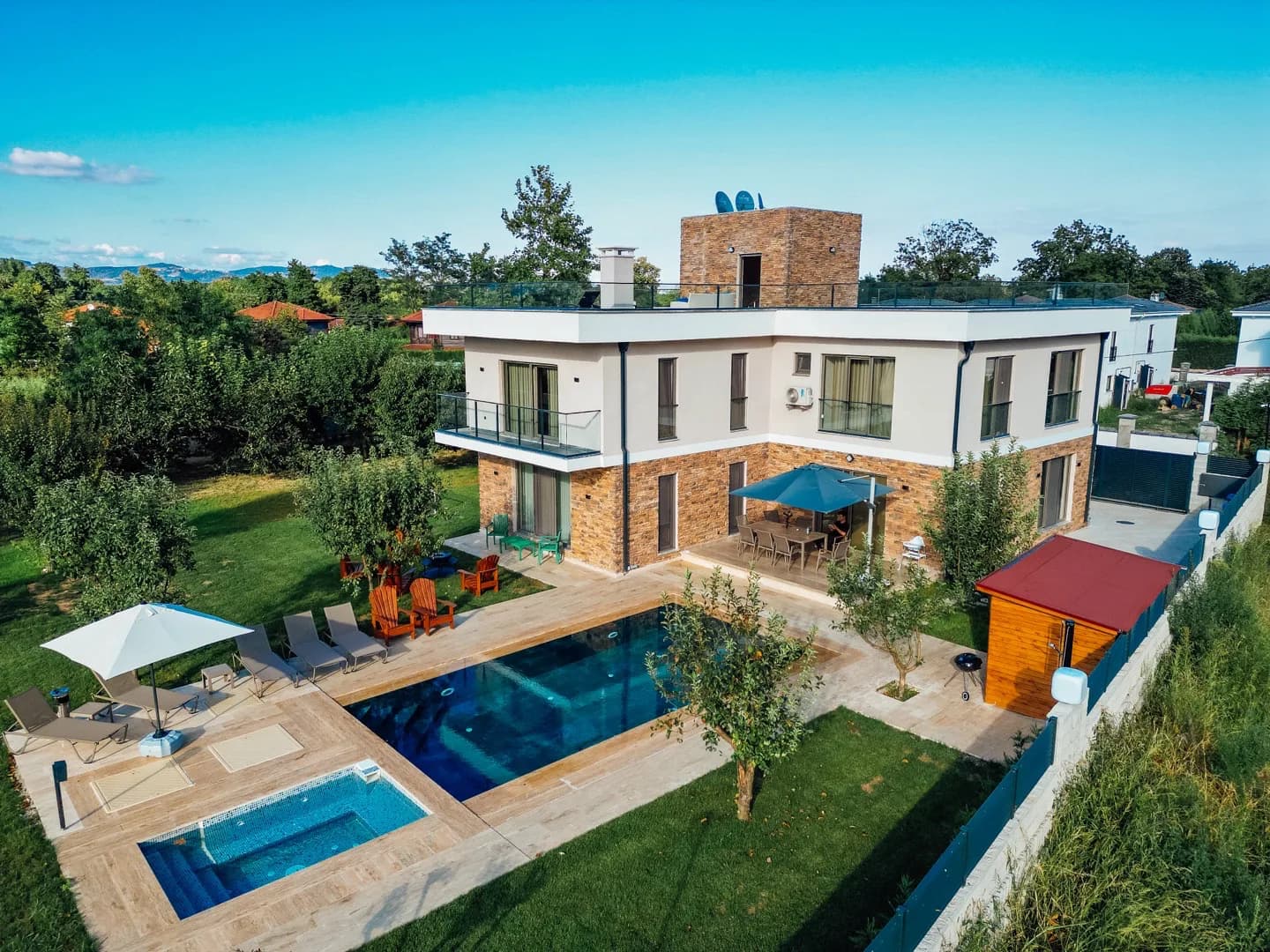 Sapanca'da Kalabalık Ailelere Uygun, Isıtmalı Havuzlu, Kiralık Villa görsel 1