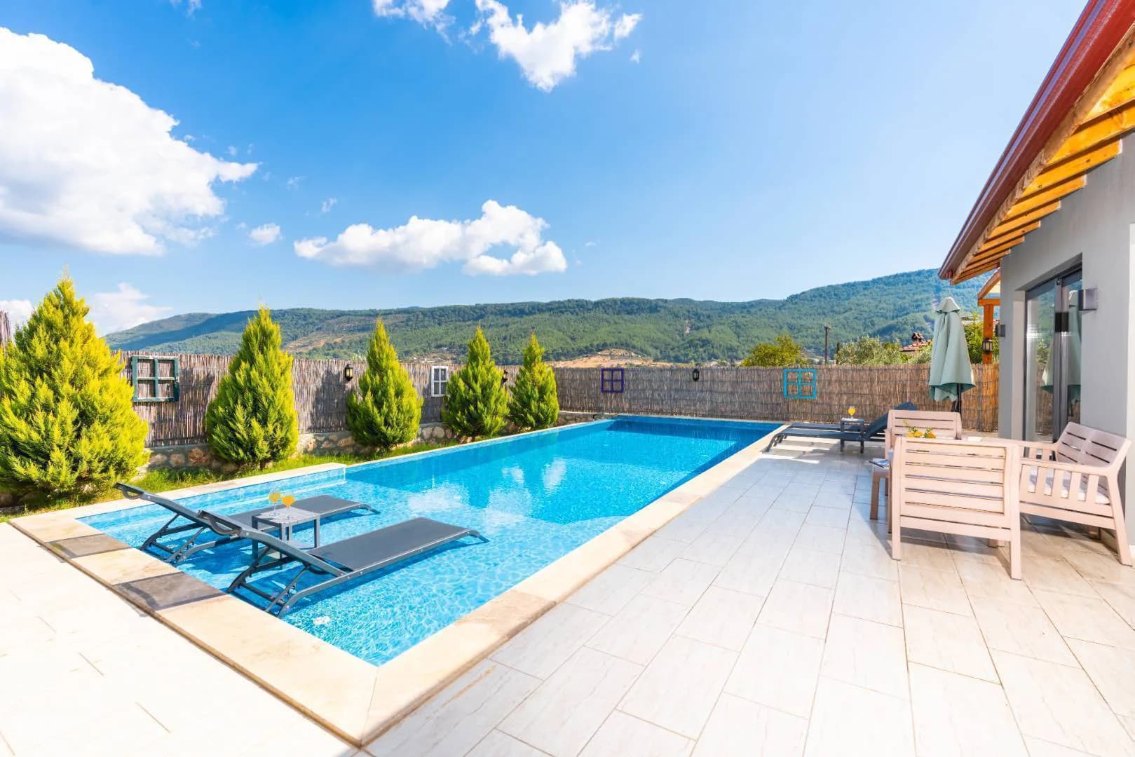 Kaş Sarıbelen'de Geniş Bahçeli, Özel Havuzlu, Jakuzili Villa görsel 2