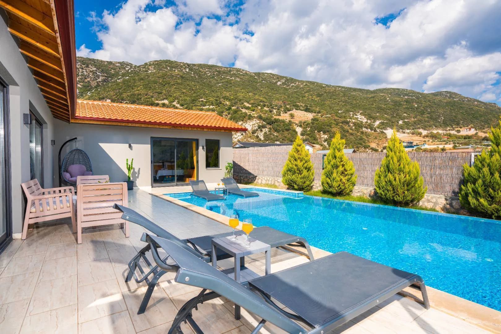 Kaş Sarıbelen'de Geniş Bahçeli, Özel Havuzlu, Jakuzili Villa görsel 1