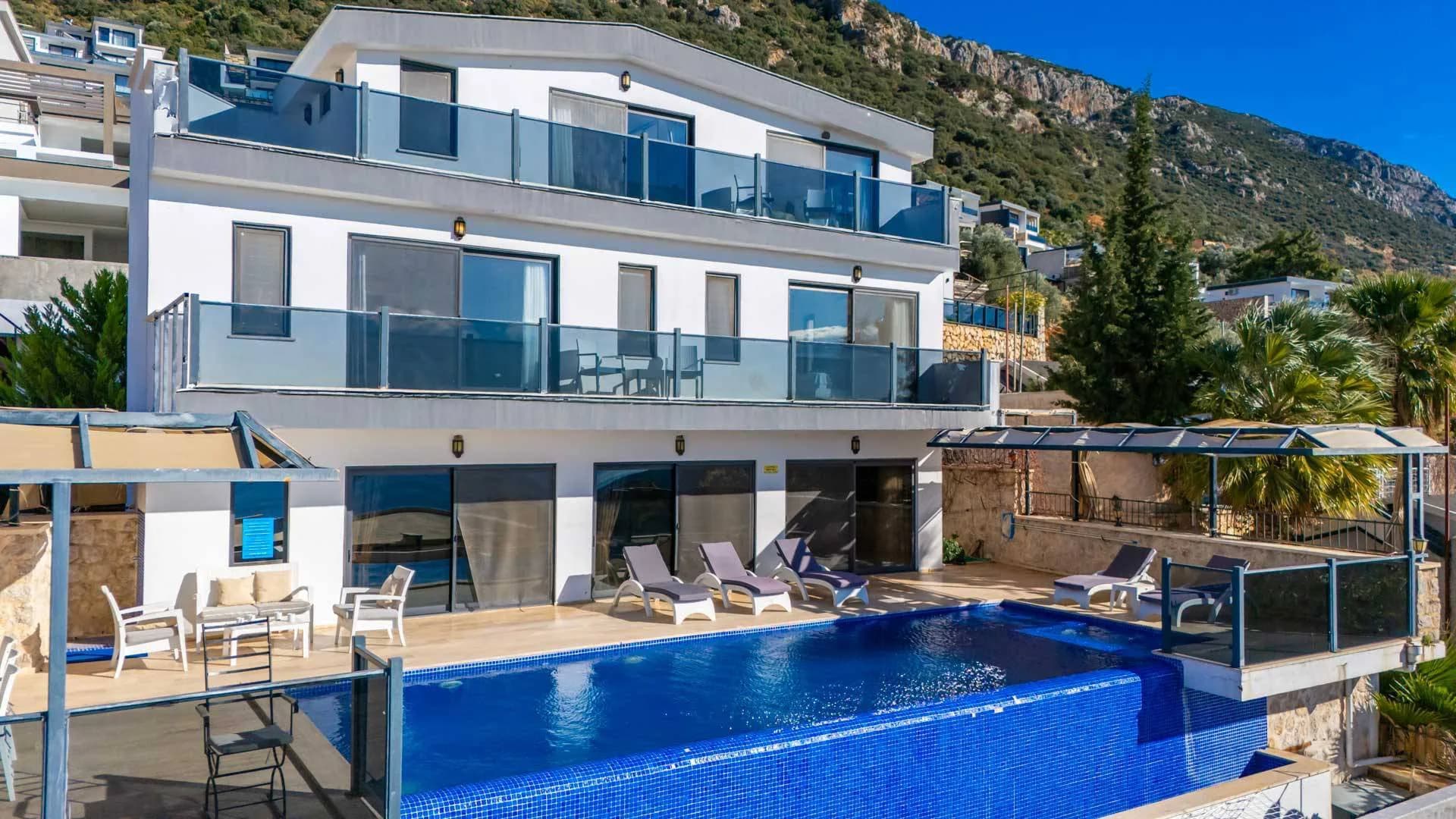 Kaş Bezirgan'da Göz Alıcı Manzaralı, Sonsuzluk Havuzlu, 4+1 Villa görsel 1