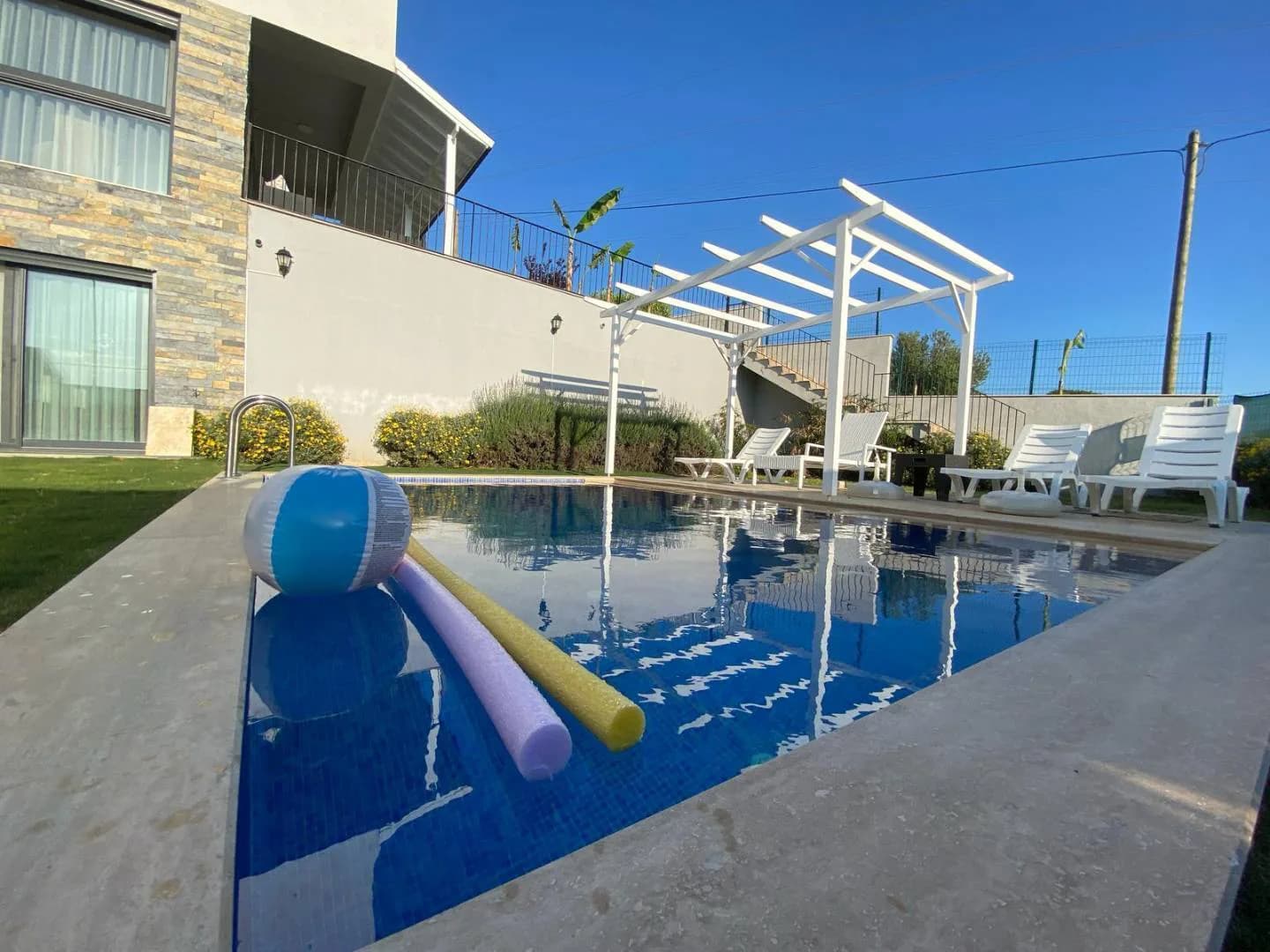Çeşme Reisdere'de Merkezi Konumda, Bahçeli, Özel Havuz, Kiralık Villa görsel 1
