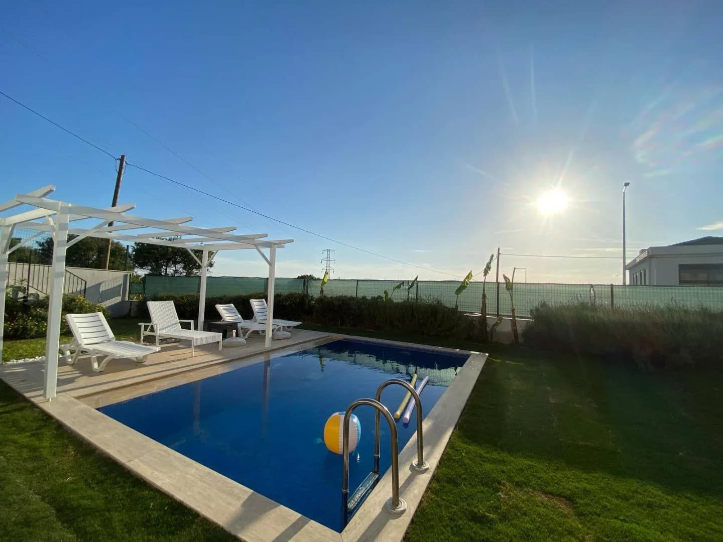 Çeşme Reisdere'de Merkezi Konumda, Bahçeli, Özel Havuz, Kiralık Villa görsel 2