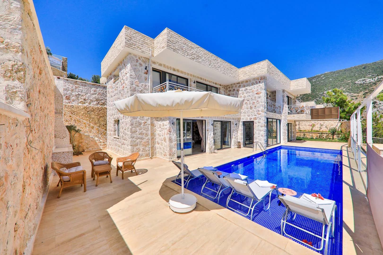 Kaş İslamlar'da Geniş Ailelere Uygun, Isıtmalı Havuzlu, Taş Villa görsel 1