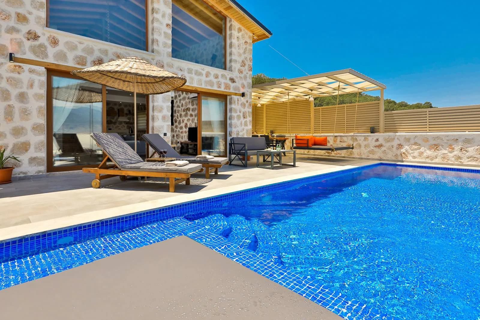 Kaş Yeşilköy'de Muhteşem Doğa Manzaralı, Özel Havuzlu, Lüks Villa görsel 3