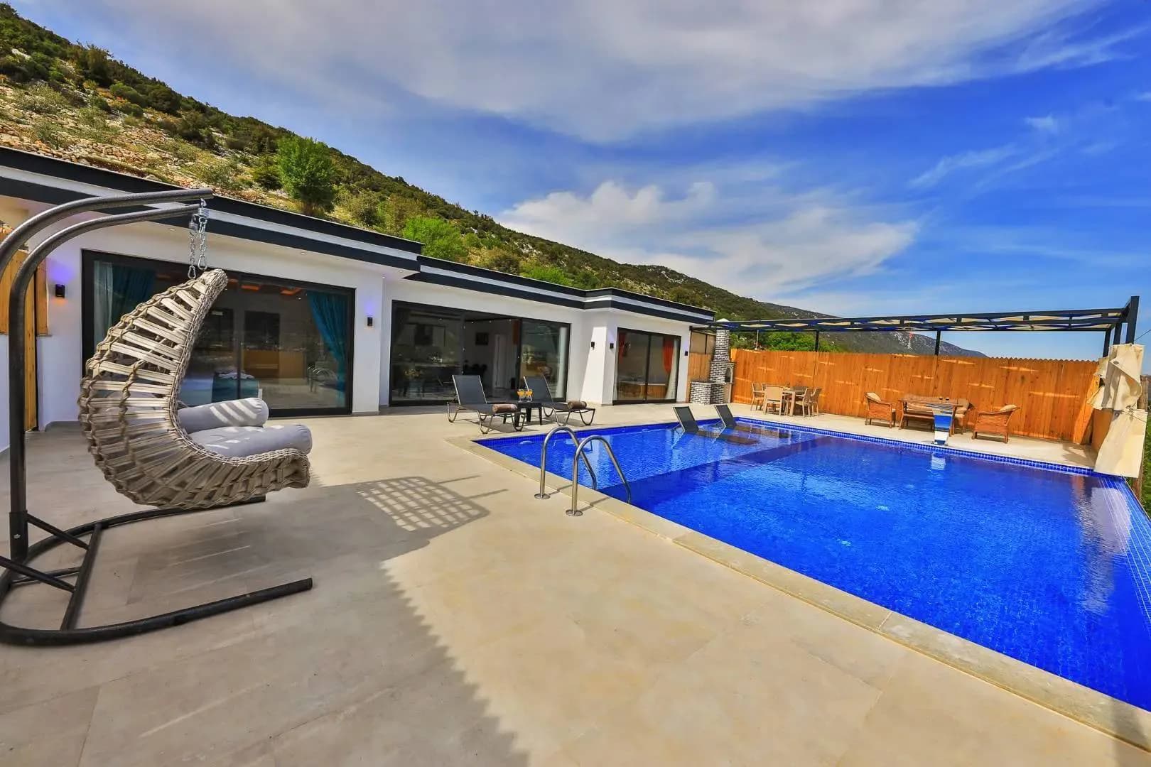 Kaş Sarıbelen'de Sakin Konumda, Özel Havuzlu, Korunaklı Tatil Villası görsel 3