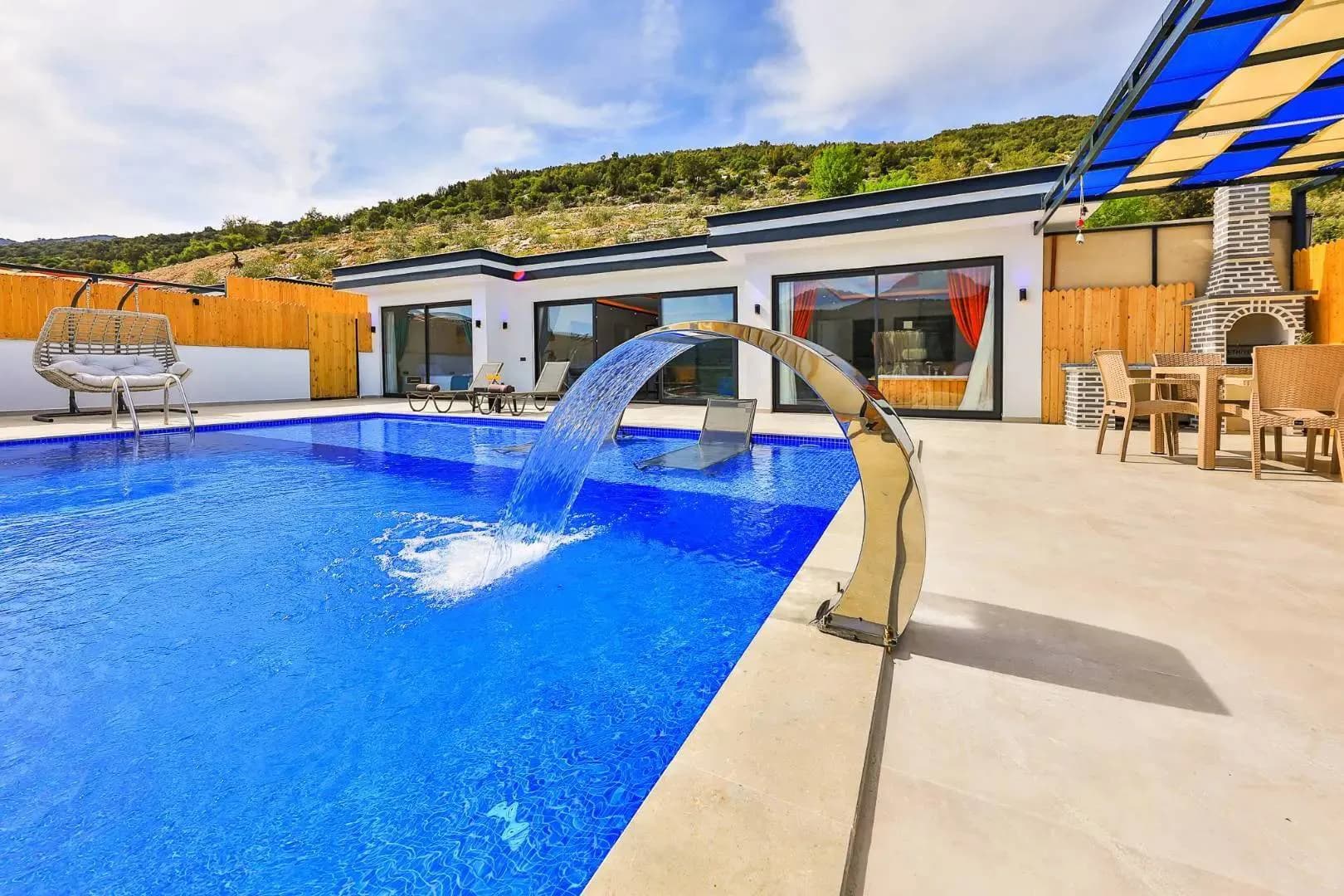 Kaş Sarıbelen'de Sakin Konumda, Özel Havuzlu, Korunaklı Tatil Villası görsel 1