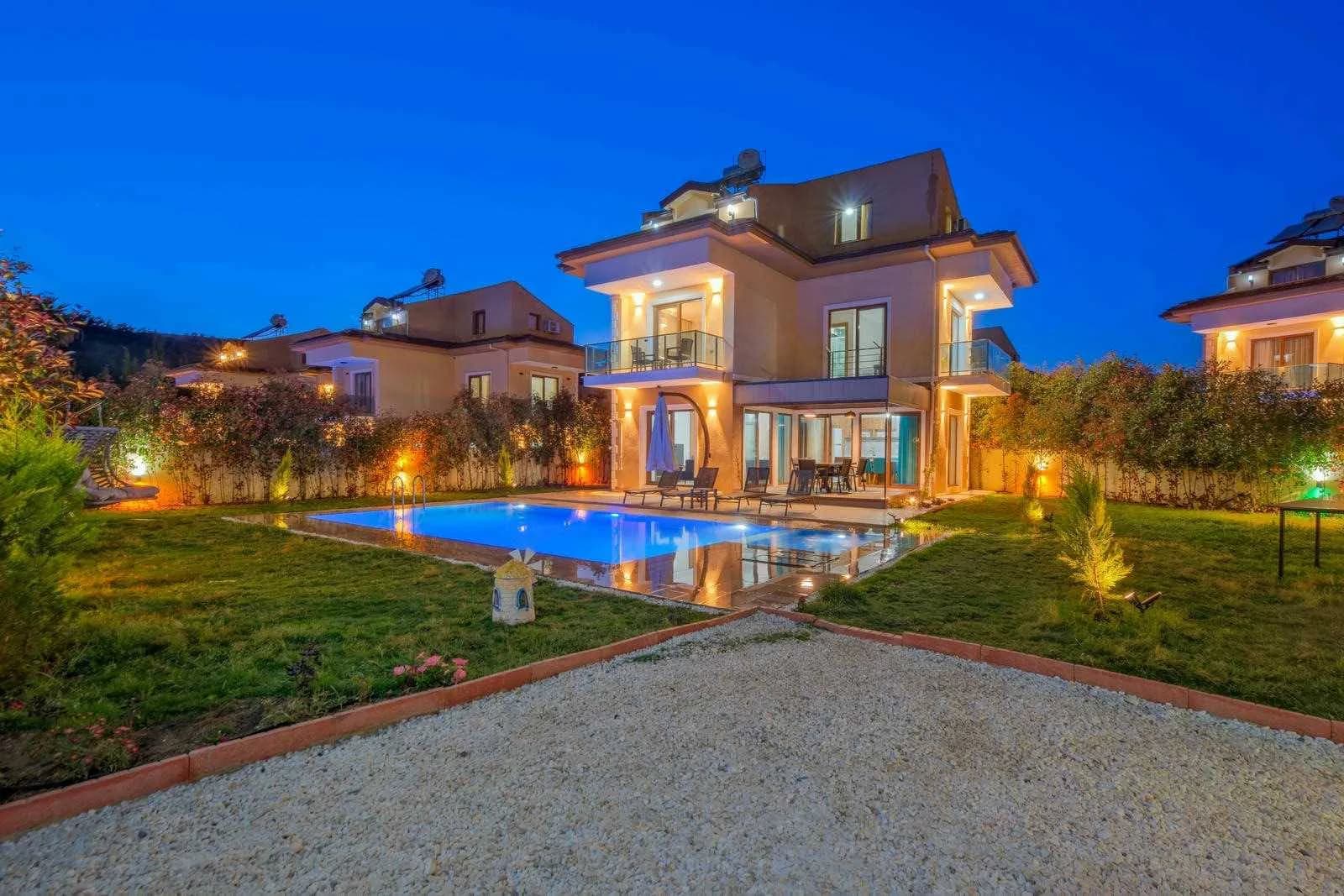 Fethiye Ölüdeniz'de Modern Tasarımlı, Özel Havuzlu, Bahçeli Villa görsel 2
