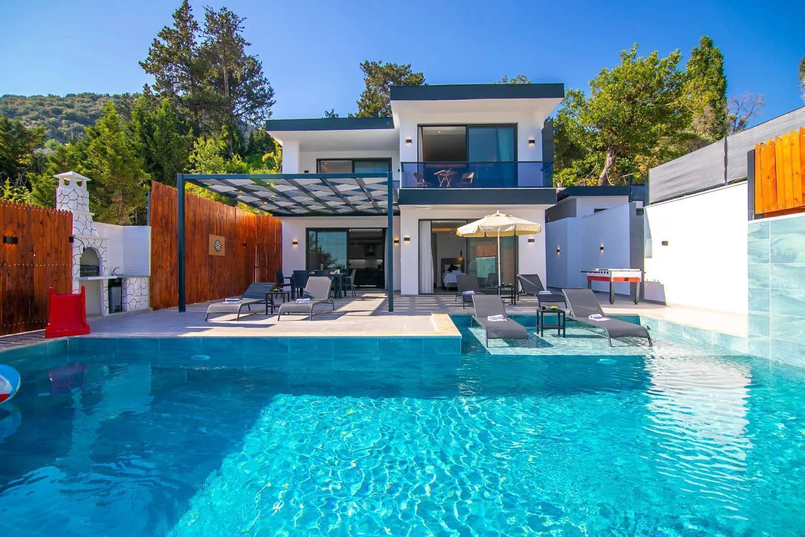 Kaş İslamlar'da Modern Tasarımlı, Özel Havuzlu, 3+1 Kiralık Villa görsel 1