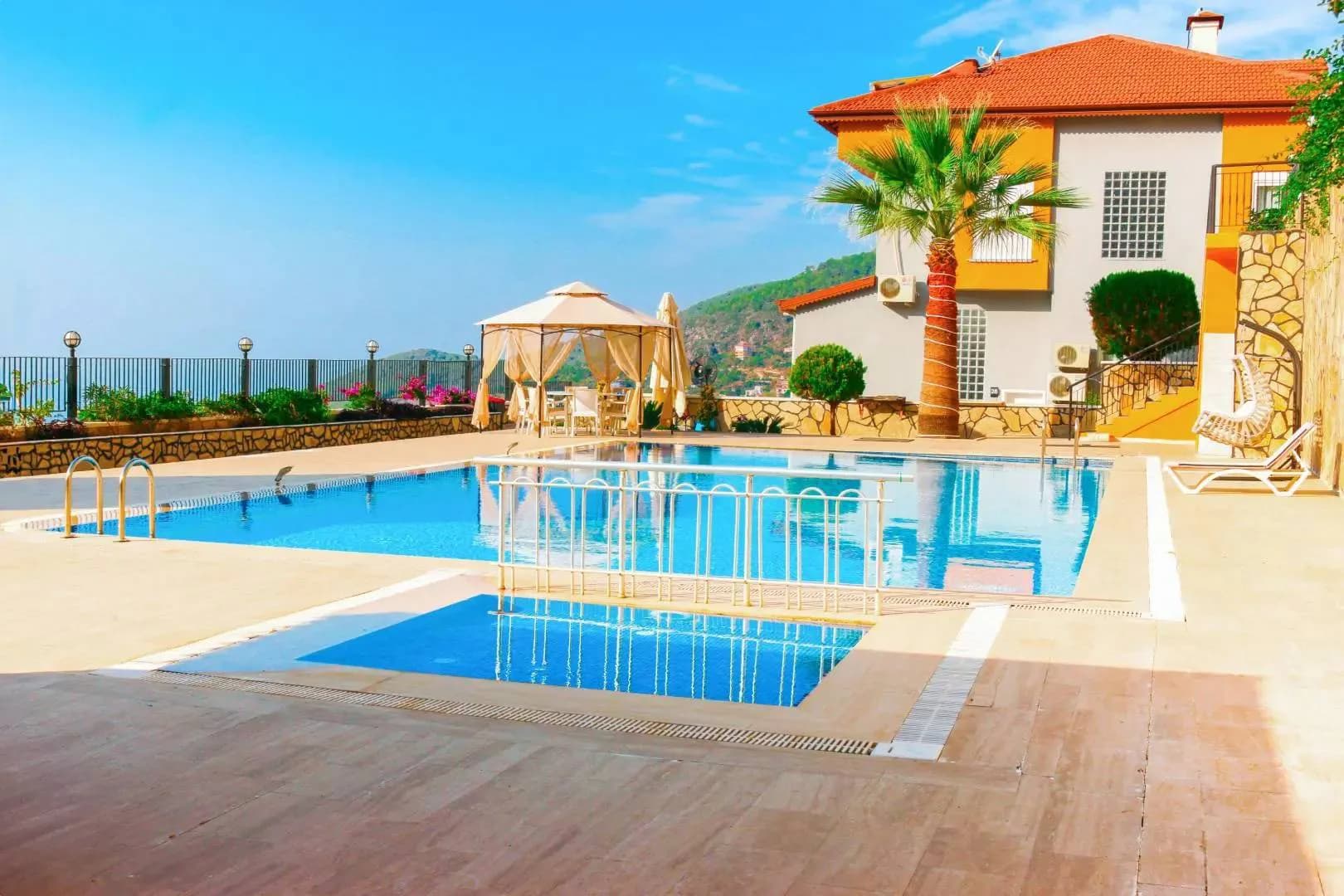 Alanya Bektaş'da Özel Plajlı, Ortak Havuzlu, Kiralık Suite görsel 1