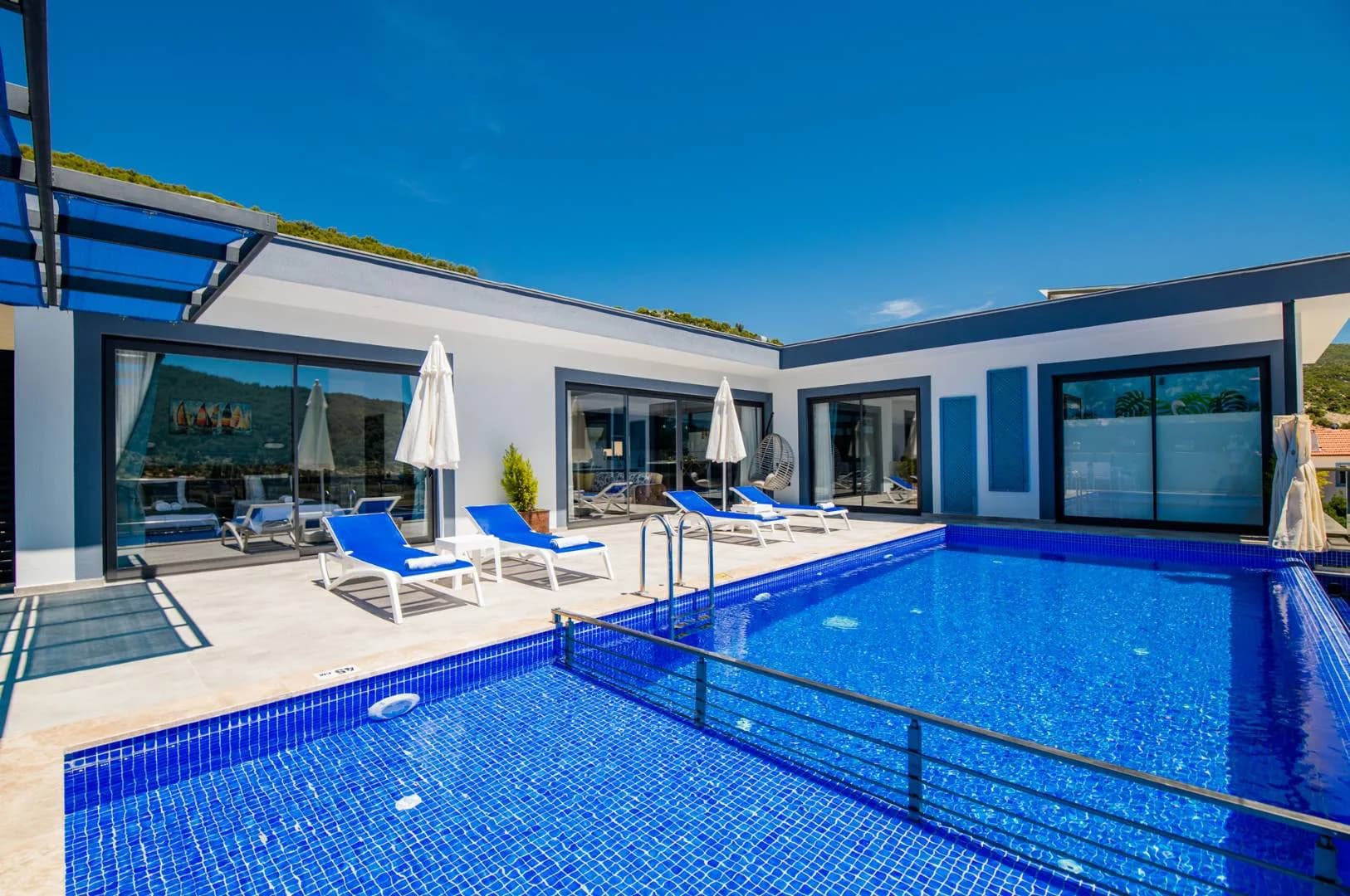 Kaş Sarıbelen'de Huzurlu Doğada, Isıtmalı Havuzlu, Modern Villa görsel 1