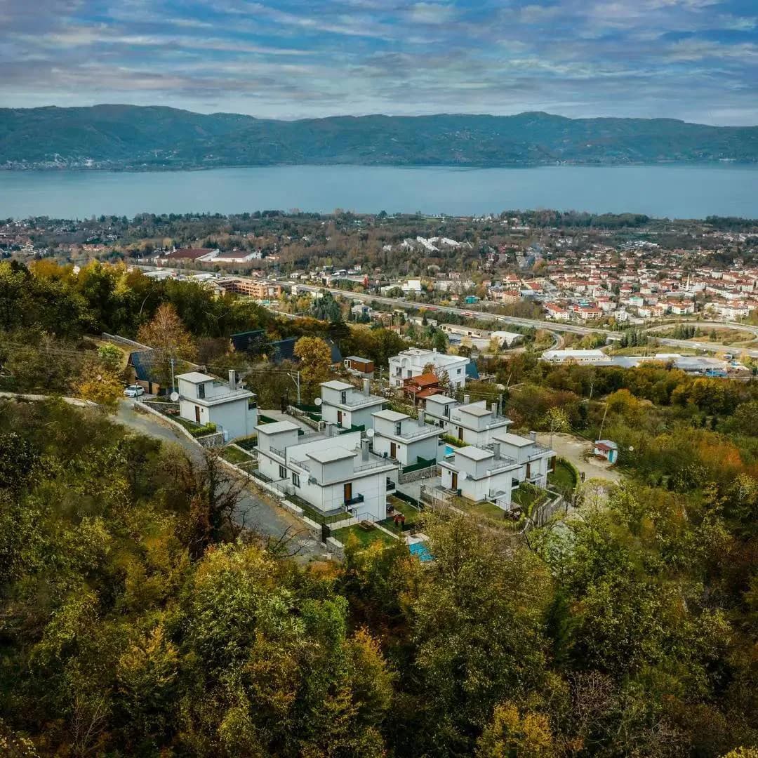 Sapanca Güldibi'nde Doğa İle İç İçe, Özel Havuzlu, Modern Villa görsel 3