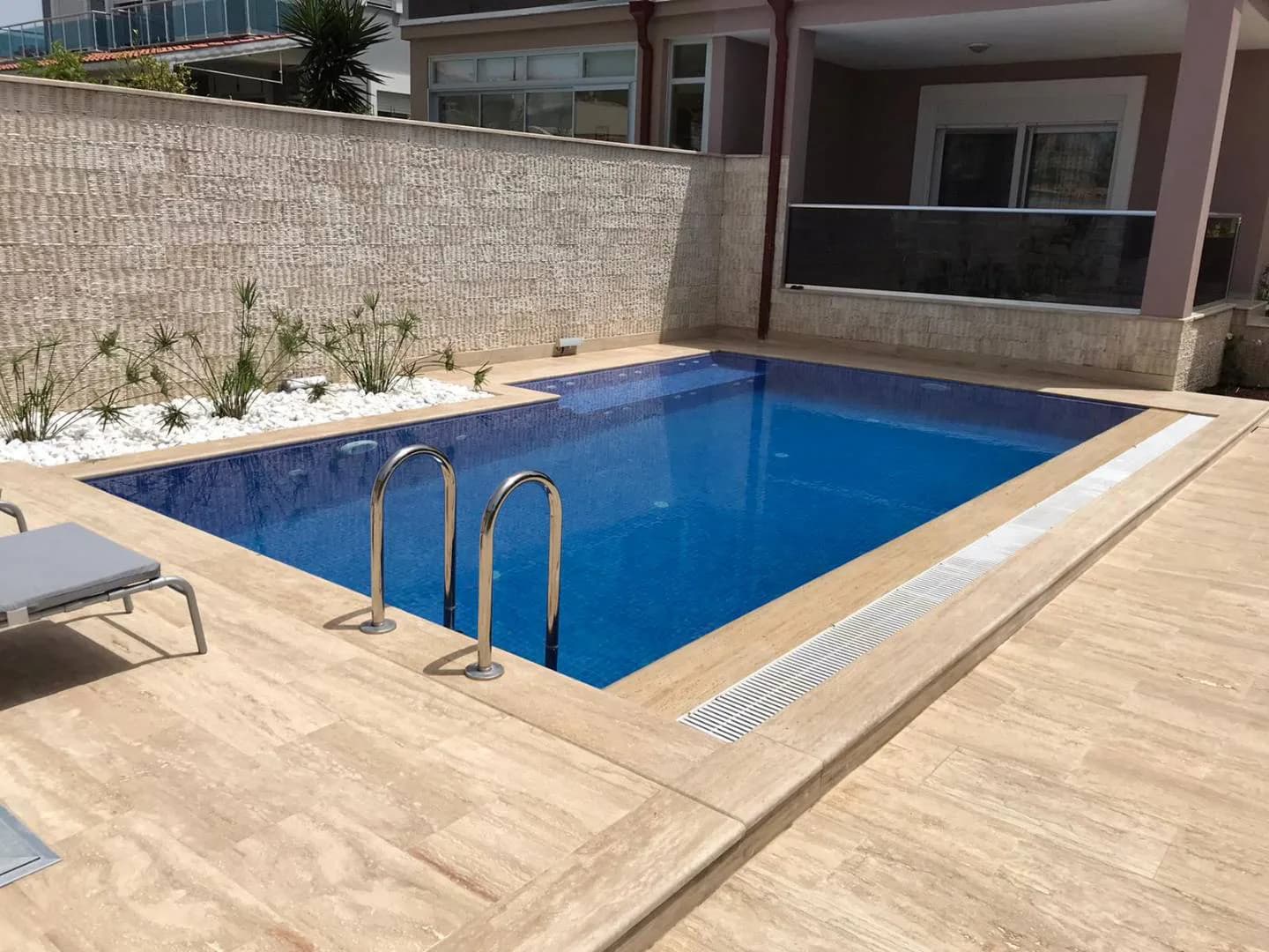 Çeşme Alaçatı'da Sakin Konumda, Özel Havuzlu, Modern Villa görsel 3