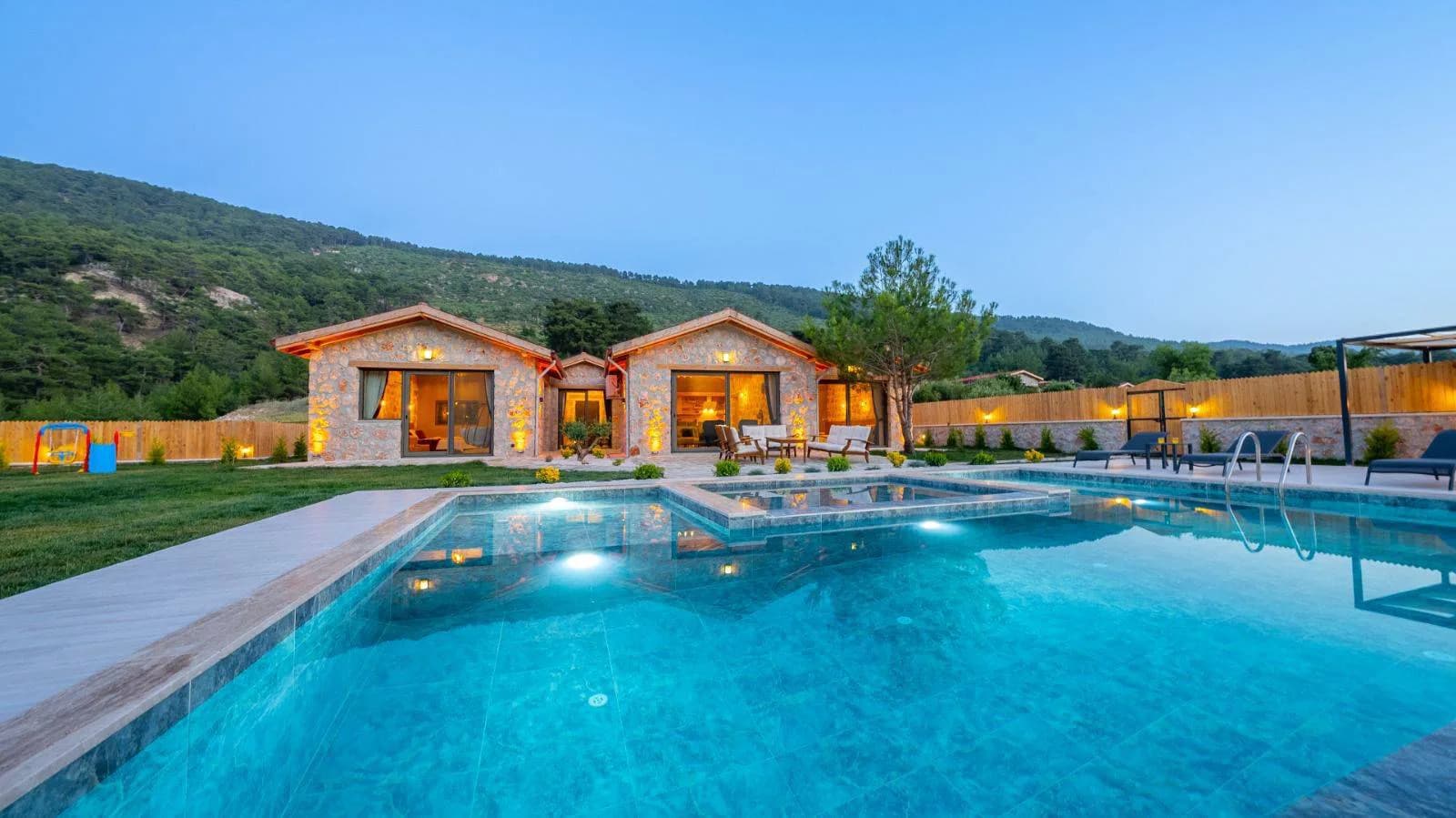 Antalya Kaş'ta Göz Alıcı Doğada, Özel Havuzlu, Taş Villa görsel 1
