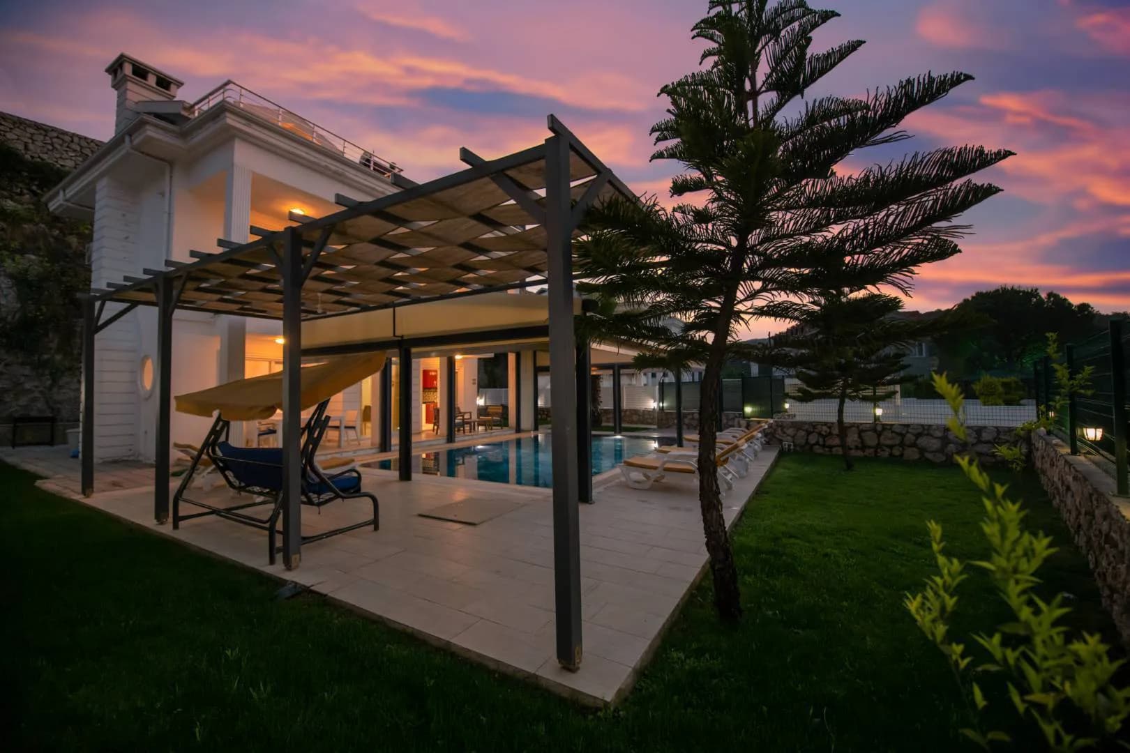 Fethiye Ölüdeniz'de Merkezi Konumda, Özel Havuzlu, Geniş Bahçeli Villa görsel 1