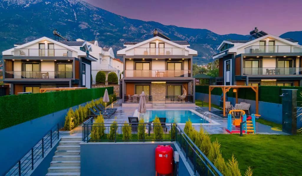 Fethiye Ölüdeniz'de Merkezi Konumda, 4+1, Bahçeli, Kiralık Villa görsel 2
