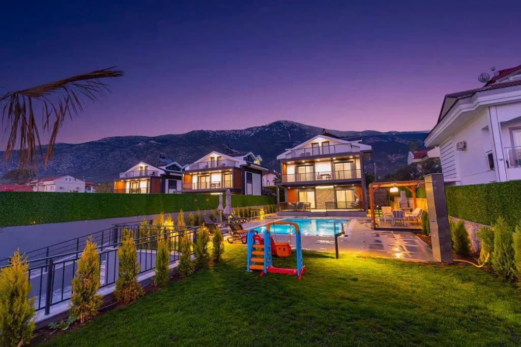 Fethiye Ölüdeniz'de Merkezi Konumda, 4+1, Bahçeli, Kiralık Villa görsel 3