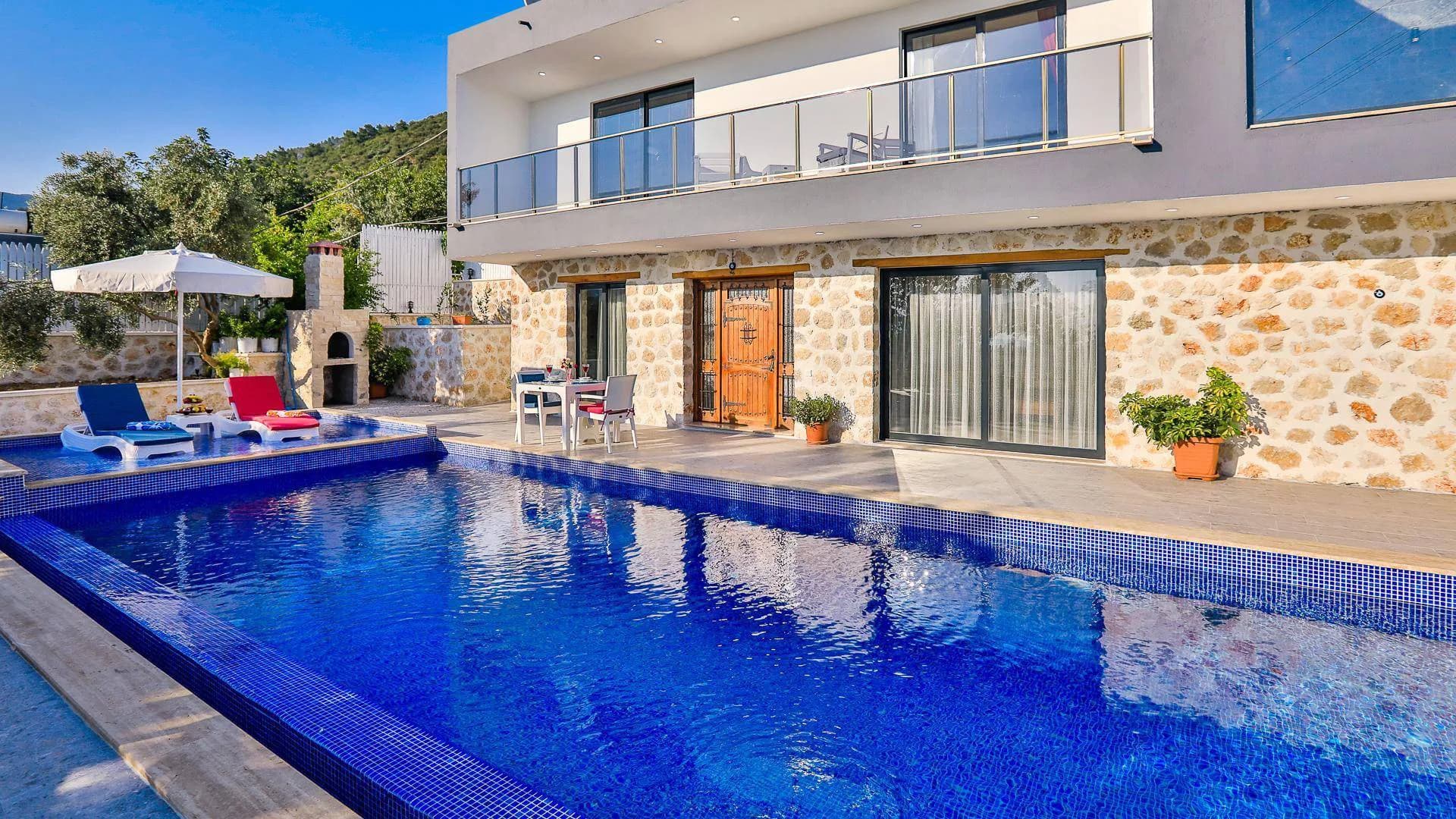Kaş Üzümlü'de Modern Tasarımlı, Açık ve Kapalı Havuzlu, Balayı Villası görsel 1