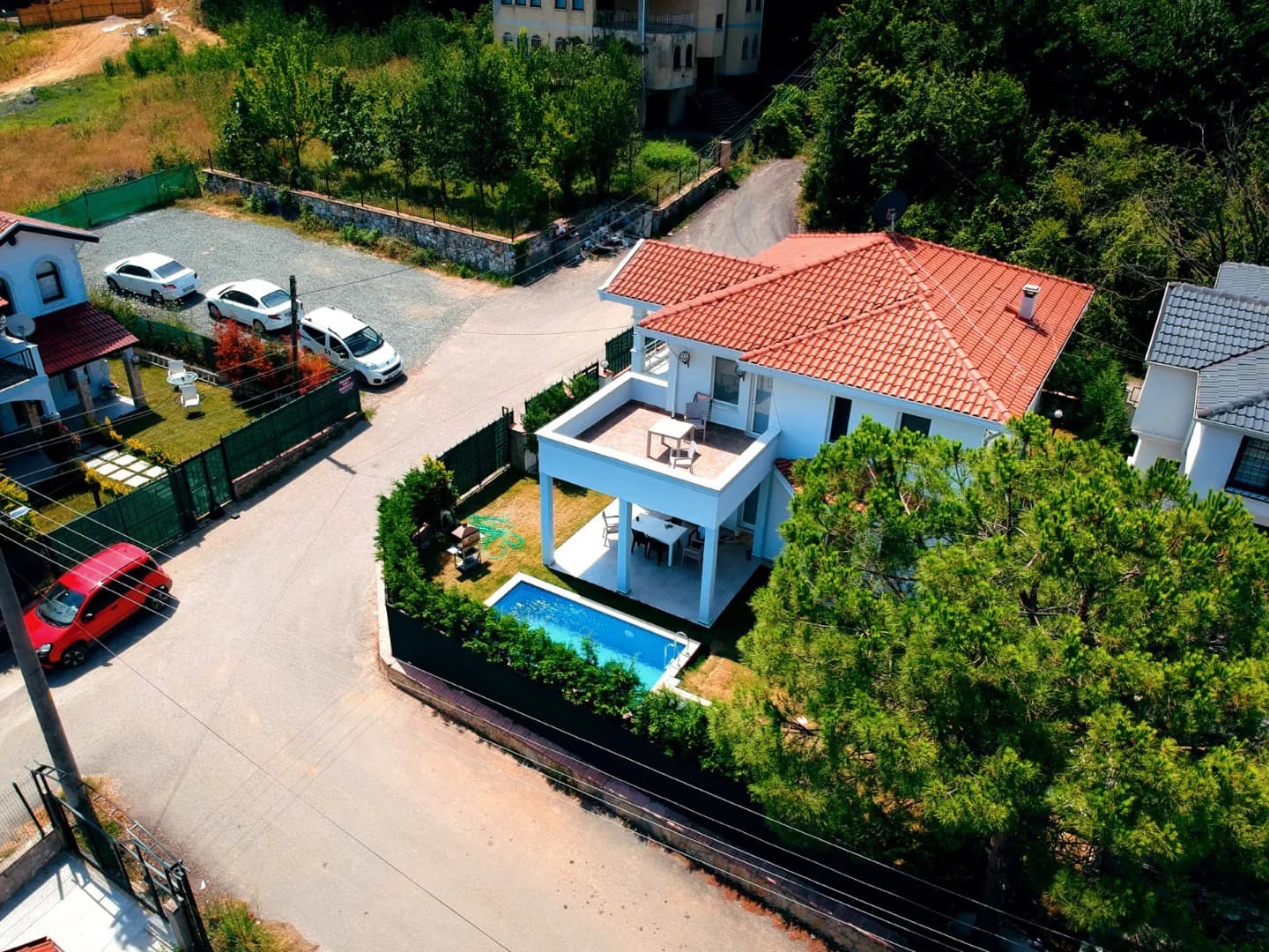 Sapanca'da Göl Manzaralı, Geniş Bahçeli, Isıtmalı Havuzlu, Kiralık Villa görsel 1