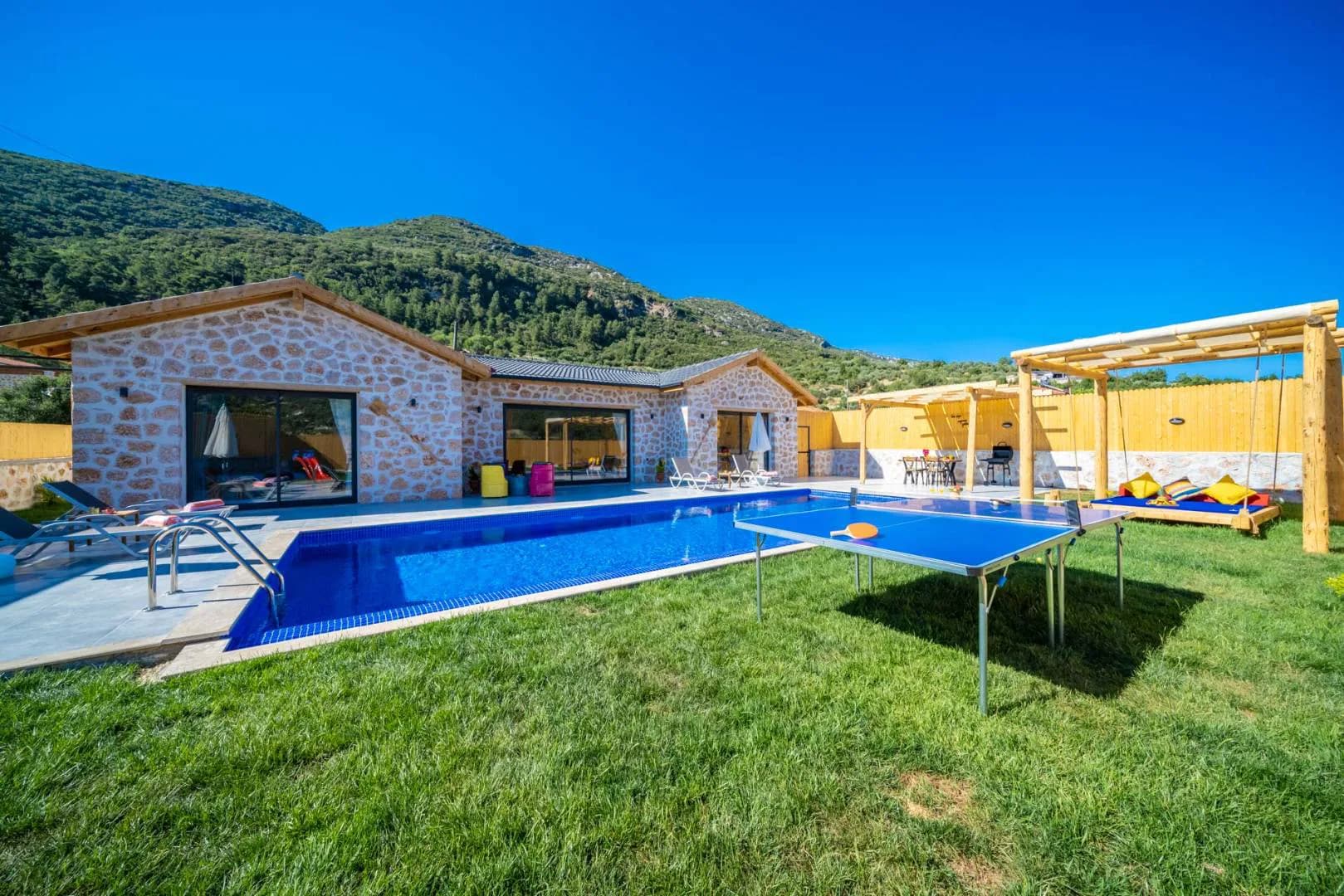 Kaş Hacıoğlan'da Otantik Mimarili, Özel Havuzlu, Lüks Taş Villa görsel 1