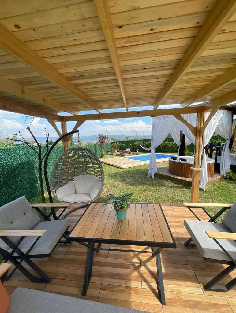 Sapanca Gazipaşa'da Geniş Bahçeli, Isıtmalı Havuzlu, Kiralık Bungalov görsel 3