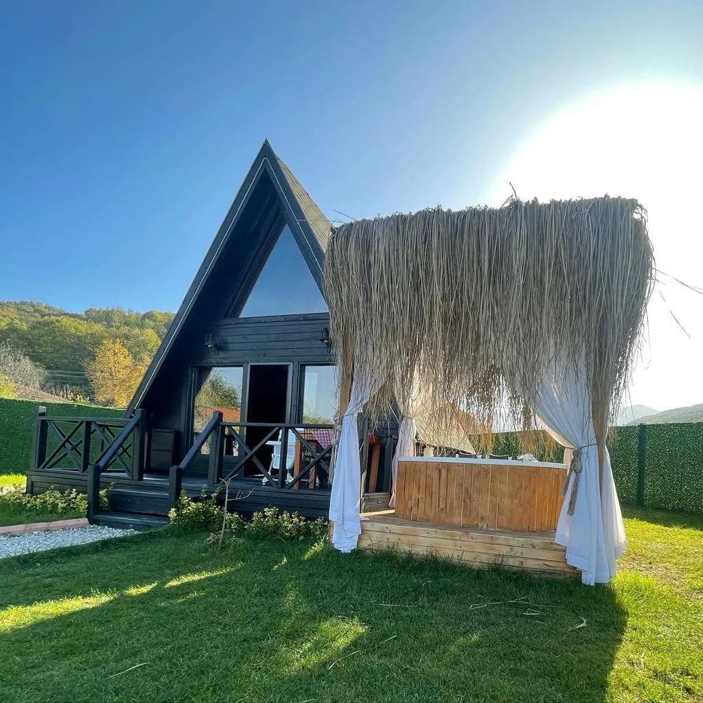 Sapanca Gazipaşa'da Geniş Bahçeli, Isıtmalı Havuzlu, Kiralık Bungalov görsel 2