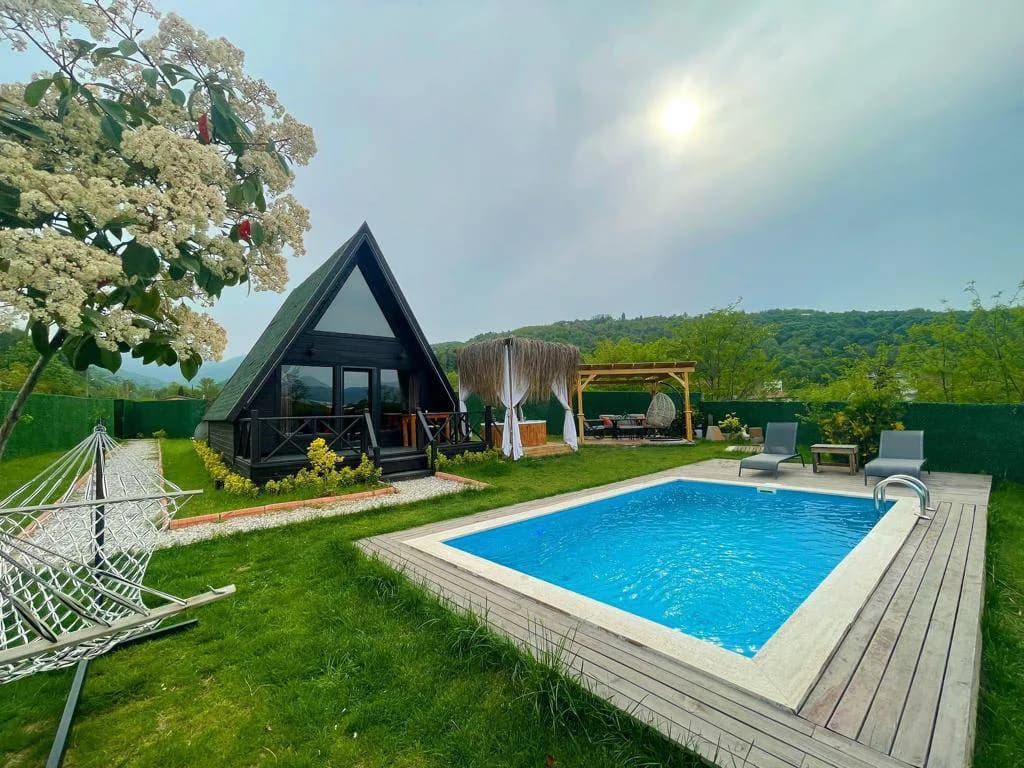 Sapanca Gazipaşa'da Geniş Bahçeli, Isıtmalı Havuzlu, Kiralık Bungalov görsel 1