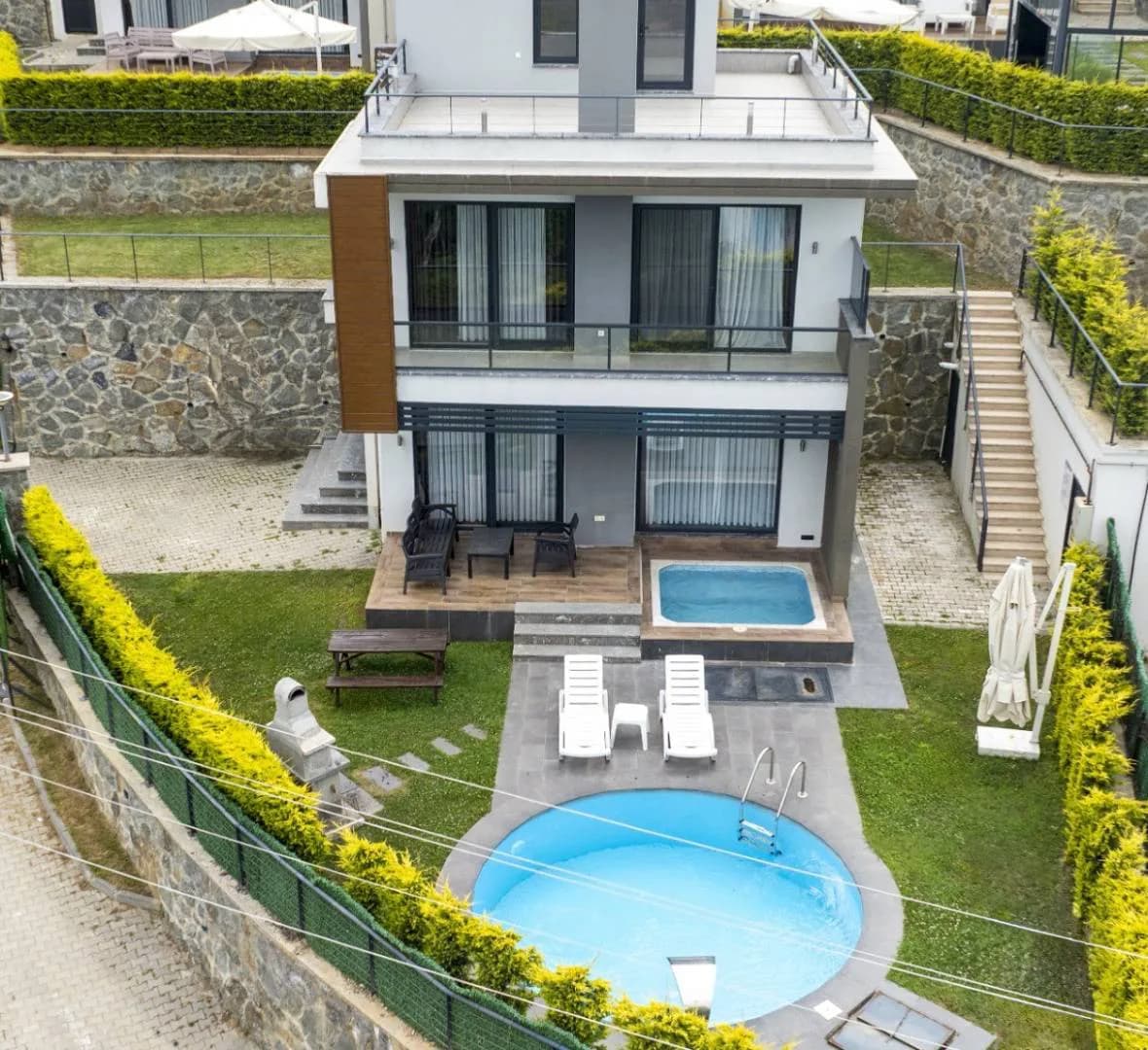Sapanca Güldibi'nde Konforlu Tesiste, Isıtmalı Havuzlu, Modern Villa görsel 1