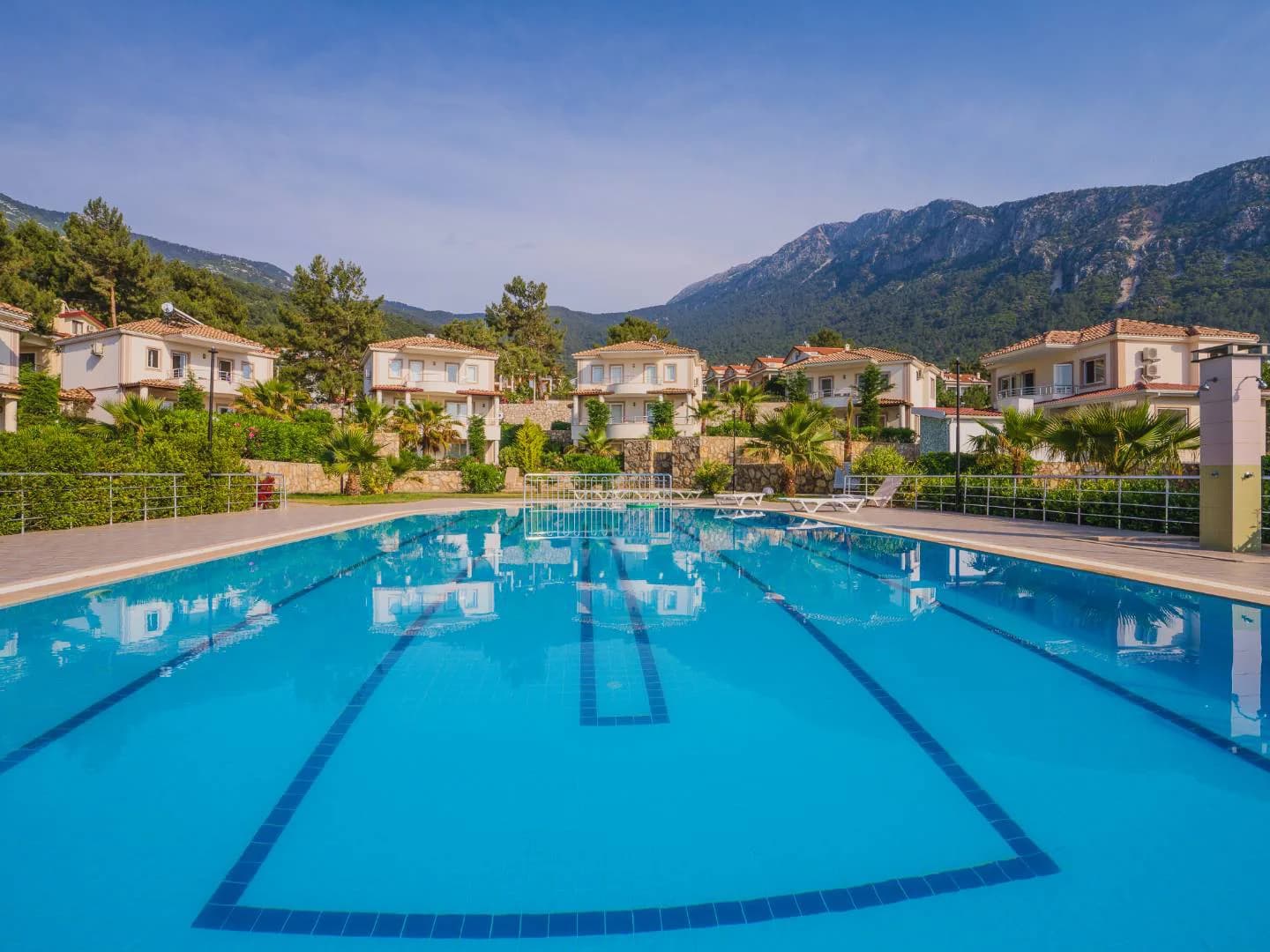 Fethiye Ölüdeniz'de Site İçerisinde, Ortak Havuzlu, Modern Villa görsel 1