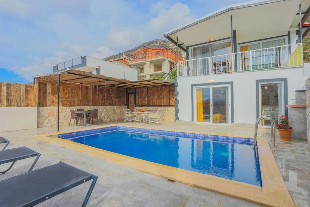 Kaş Gökseki'de Doğa Manzaralı, Elverişli Konumda, Kiralık Villa görsel 2