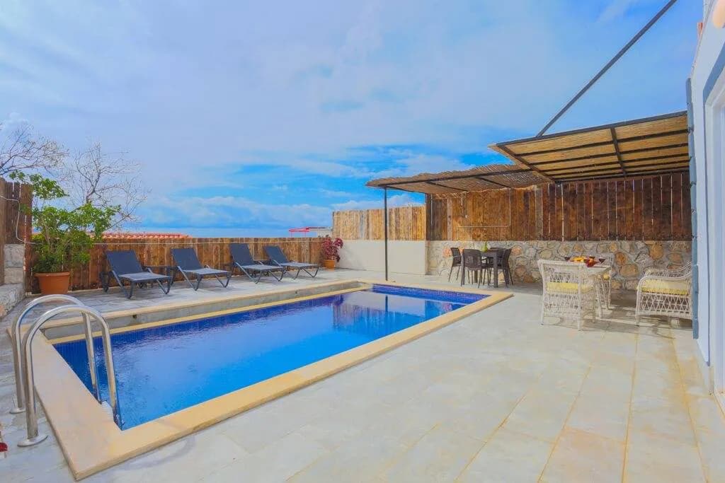Kaş Gökseki'de Doğa Manzaralı, Elverişli Konumda, Kiralık Villa görsel 3